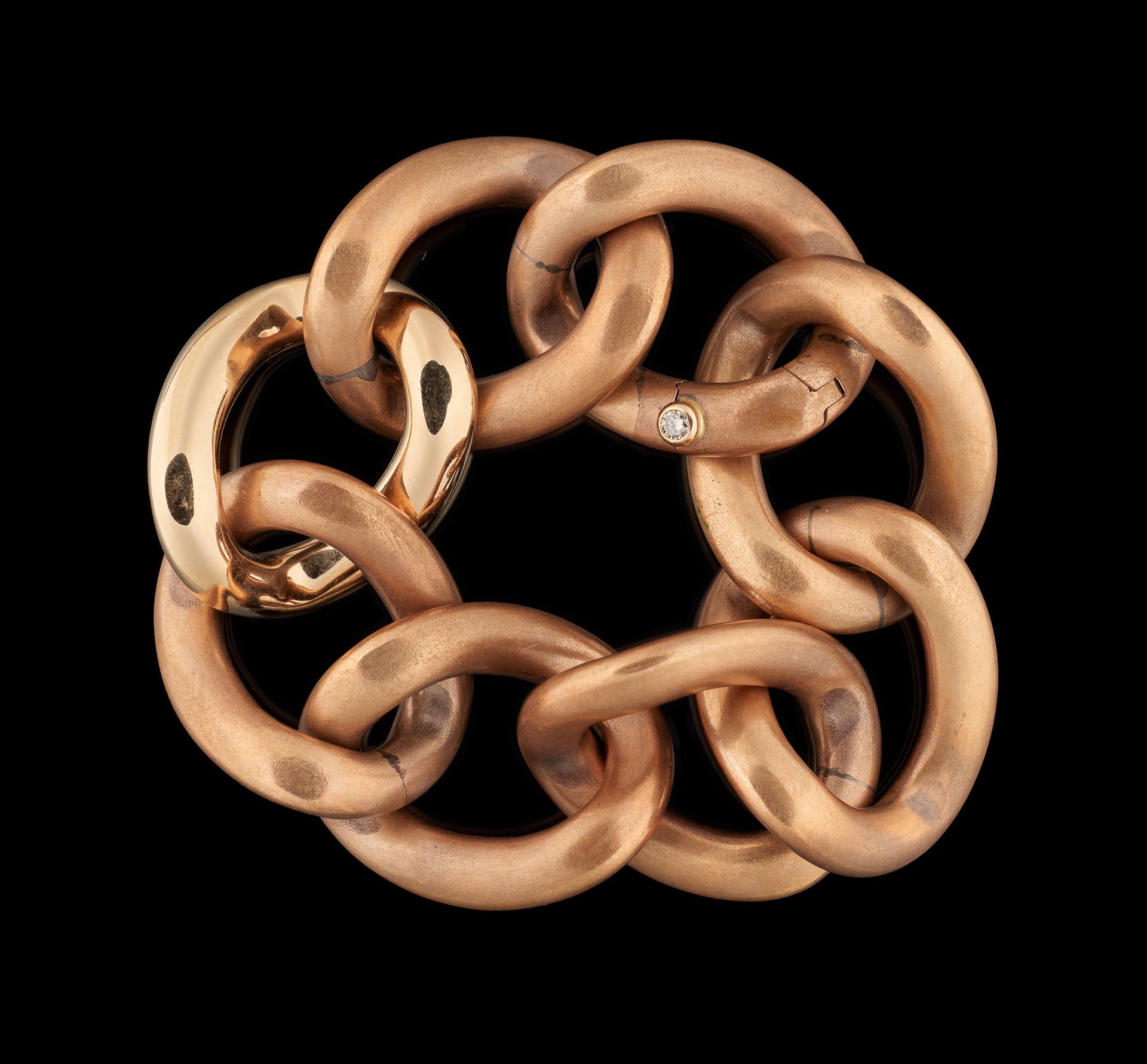 Isabelle Fa. Bijou: Bracelet artisanal en bronze et or jaune.

Signé: I/Fa pour &hellip;