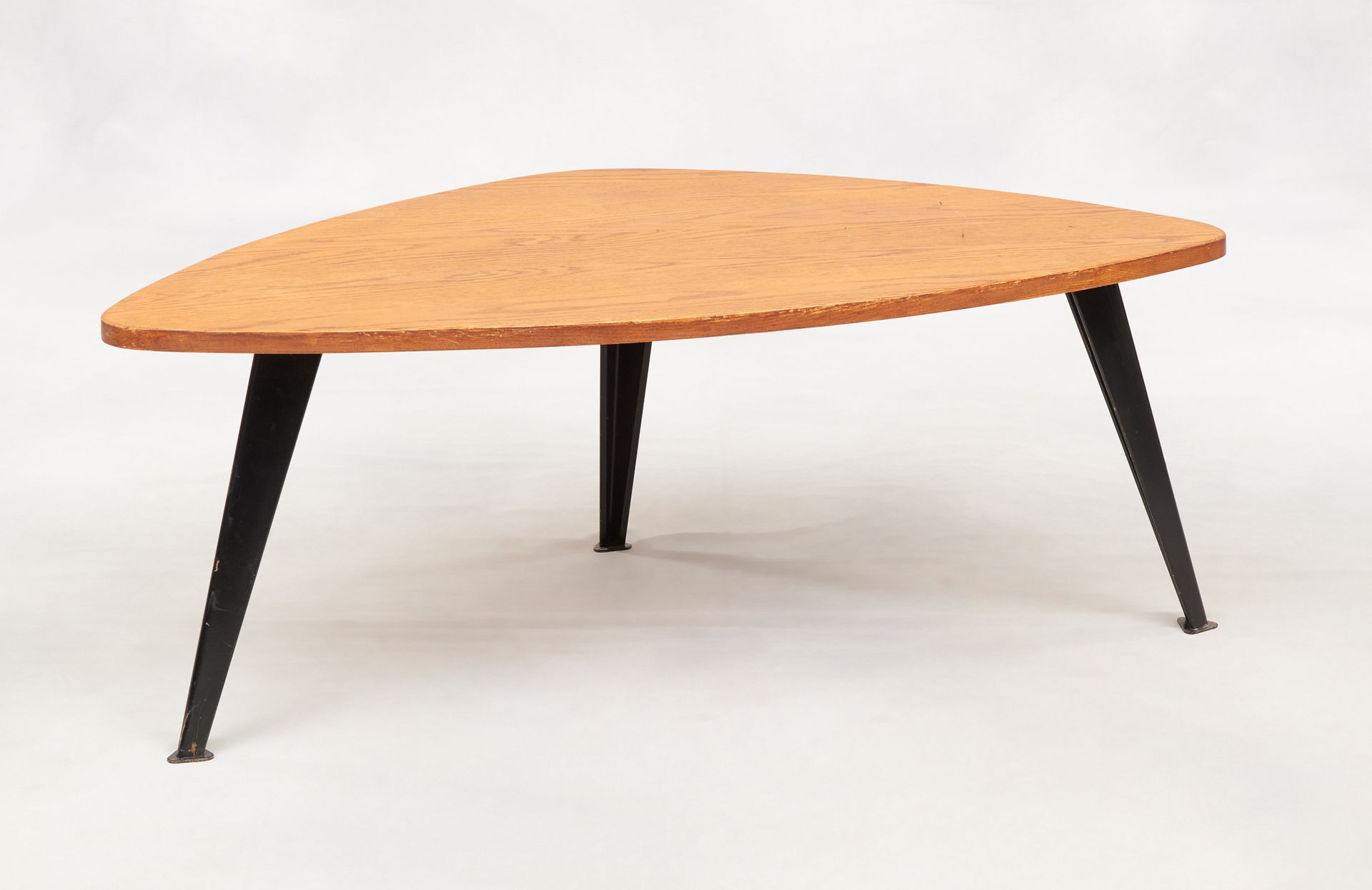 Willy VAN DER MEEREN École belge (1923 - 2002) 家具：木制和黑漆钢制的咖啡桌。

约1955年。Ed.Tubax。&hellip;
