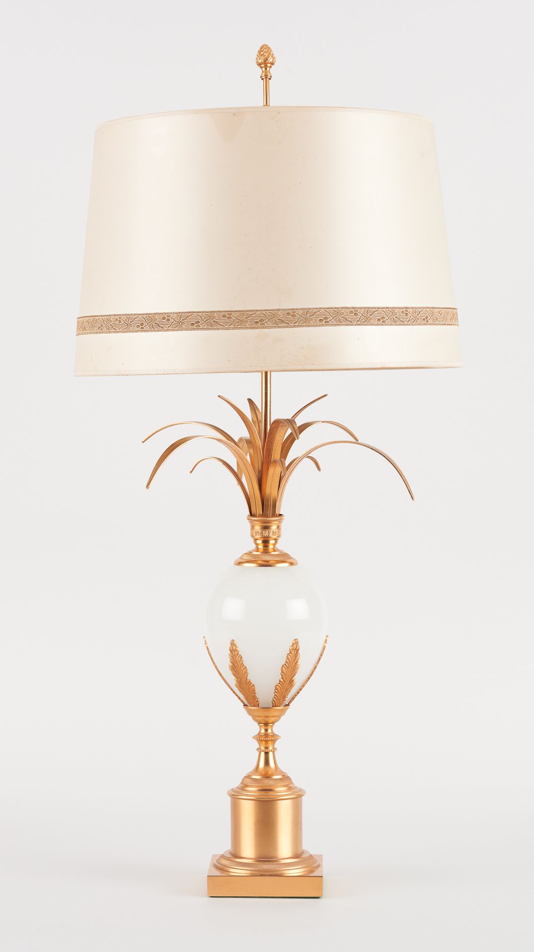 Travail belge. 照明：一对镀金铜和乳白色玻璃台灯，有菠萝图案。

归功于布兰格。

尺寸：高82厘米。
