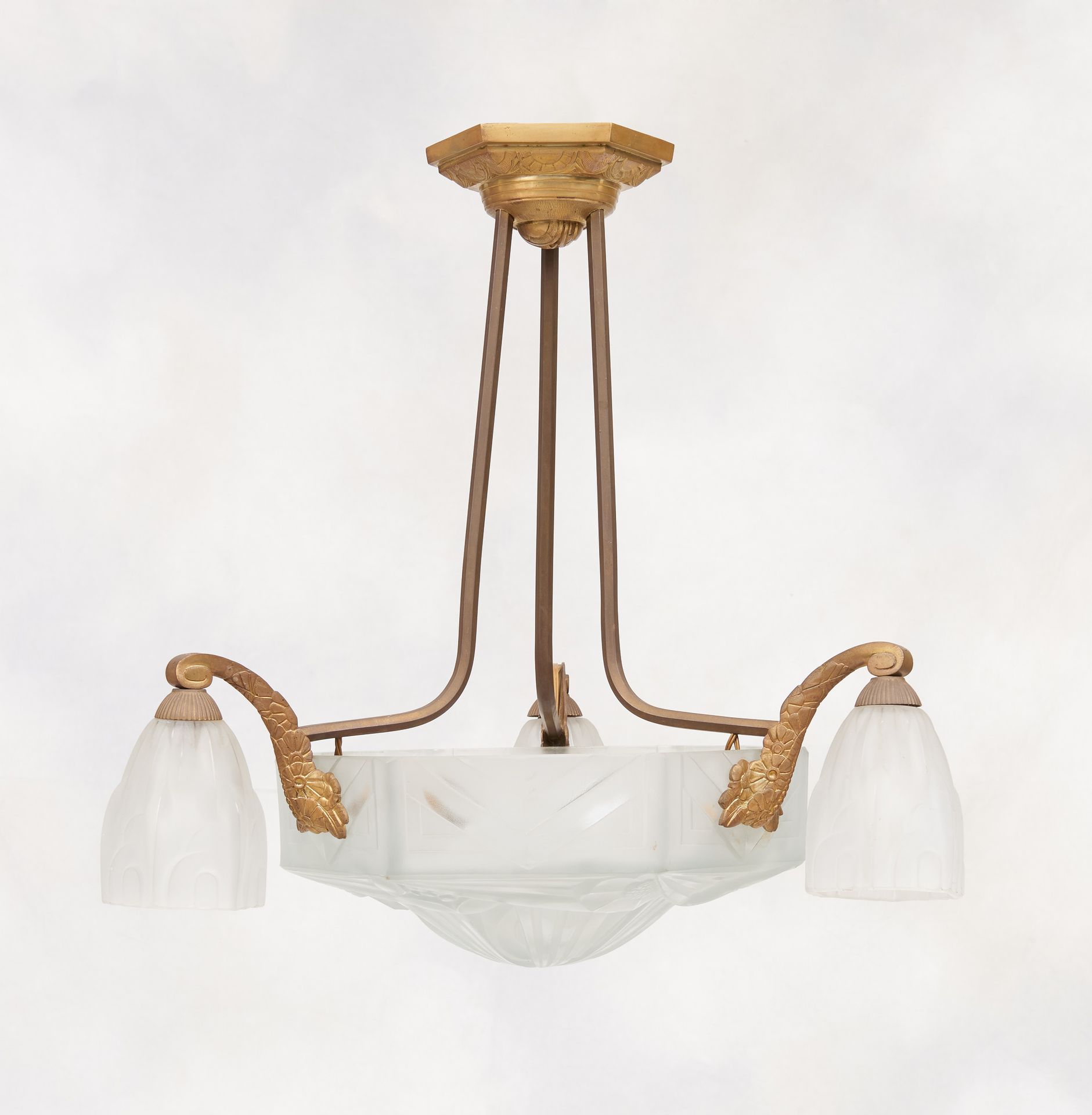 Degué, travail français. 灯具：优雅的镀金青铜吊灯，有三个波纹管和一个模制哑光玻璃的中央杯。

签名：Degué。

尺寸：高：62直径&hellip;
