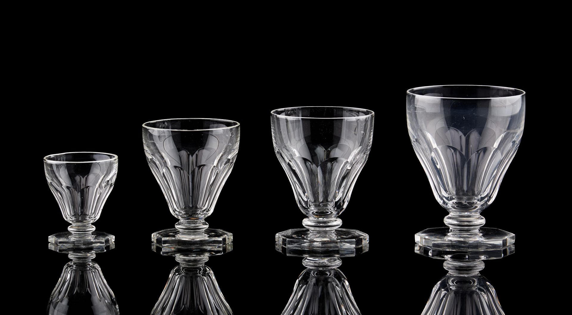 VAL SAINT LAMBERT. 玻璃器皿：一套透明的水晶杯，"Aurillac "模型，包括12个水杯，12个红葡萄酒杯，12个白葡萄酒杯和12个利口酒杯&hellip;