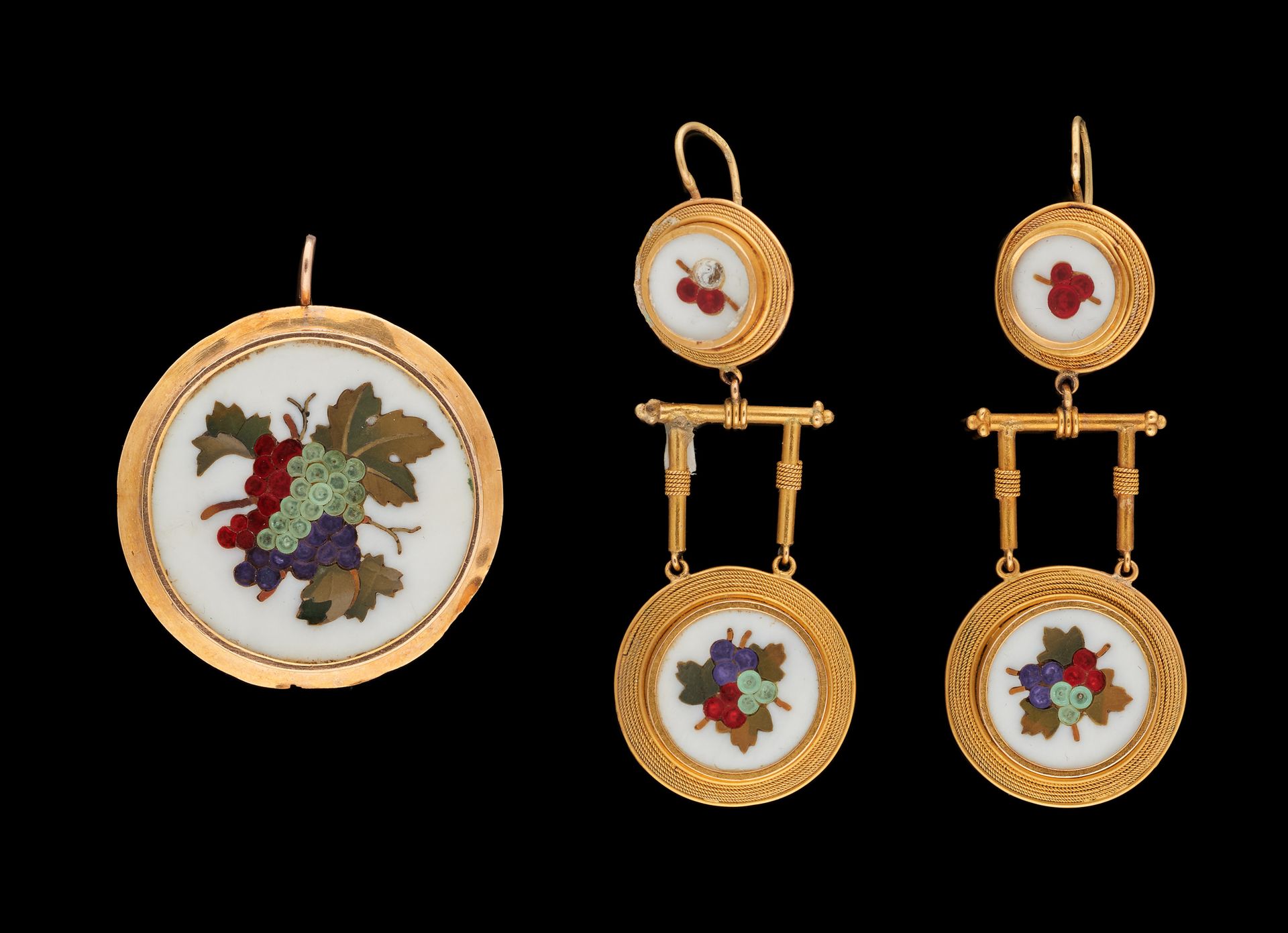 Circa 1870. 
珠宝：拍品包括一对耳环和一个黄金吊坠，装饰有葡萄图案的微型马赛克，装在原来的盒子里。
(有一点缺失)