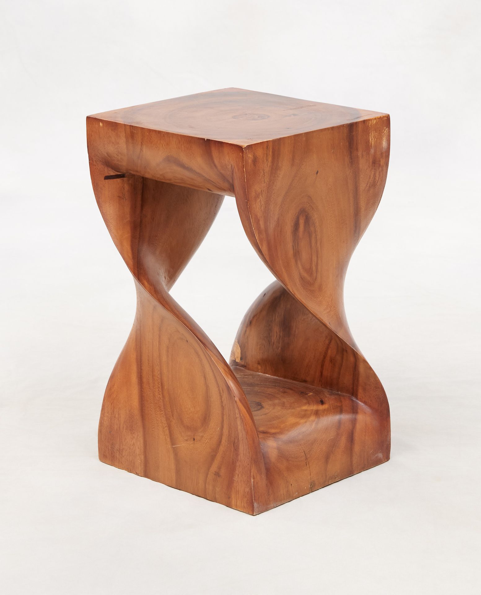 Olivier DE SCHRIJVER École belge (1958) 家具：一对雕刻的扭曲的木凳/沙发端。

签名：ODE'S，5/120和6/120&hellip;