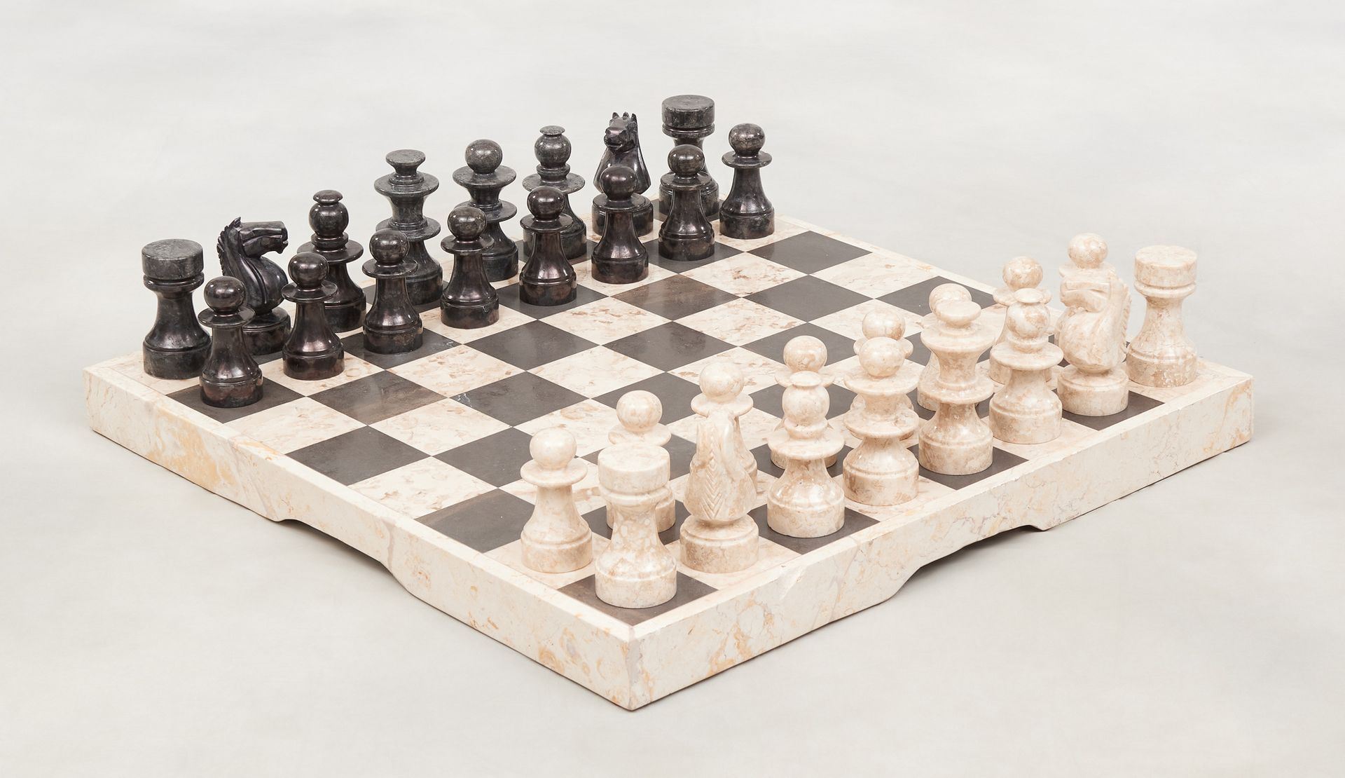 Travail contemporain. 艺术品：大型大理石象棋。

(事故)。

尺寸：83 x 83厘米。