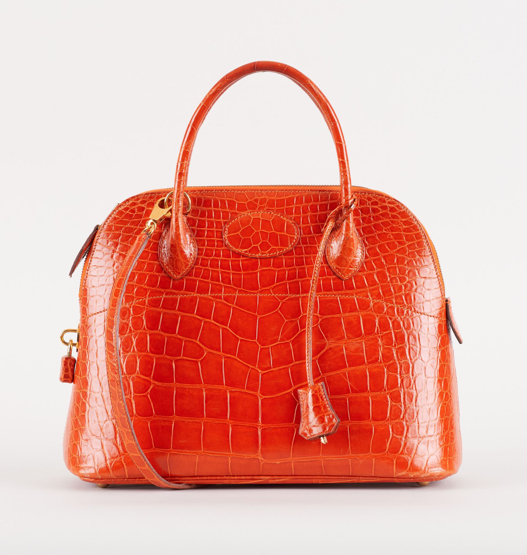 HERMES. 
皮具：橙色鳄鱼皮手提包，有保护罩。

Hermès品牌，1995年，型号为 "Bolide 32"。

(轻微磨损)。
见插图。