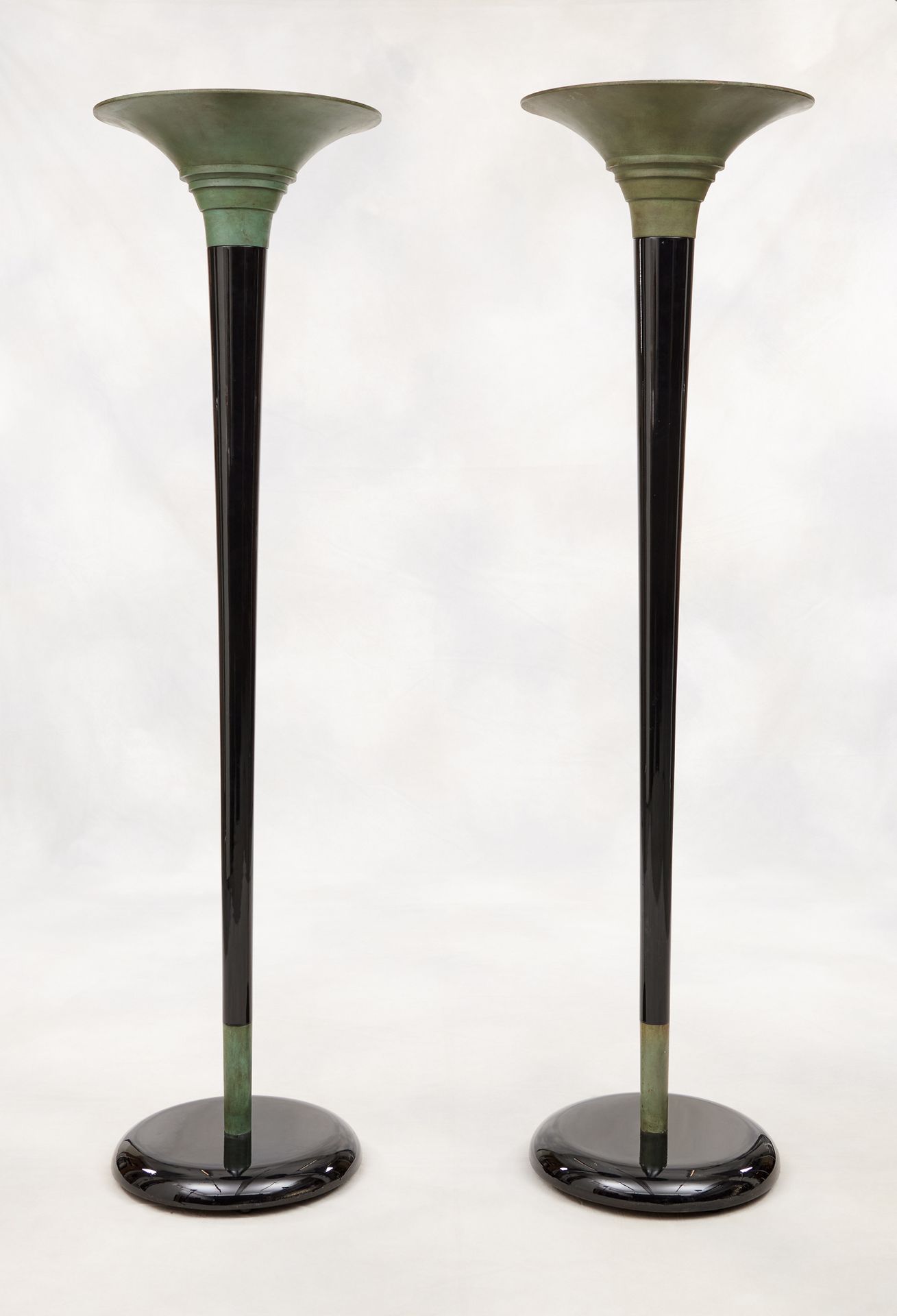 D'époque Art Déco. 灯具：一对大型黑漆落地灯，有圆柱形的轴，在底部装饰有一个古绿色的铜钵，放在一个扁平的圆形底座上，顶部有一个大型的古绿色铜质&hellip;