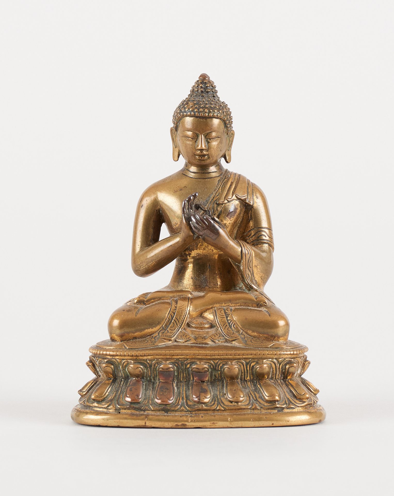 Travail sino-tibétain. Bronzeskulptur: Sitzender Buddha auf einem Sockel mit geö&hellip;