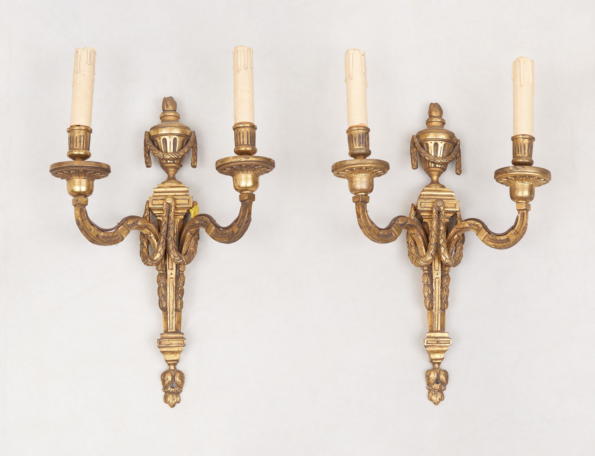 De style Louis XVI. 照明：一对带有两个鎏金铜臂的壁灯。

尺寸：高：40厘米。