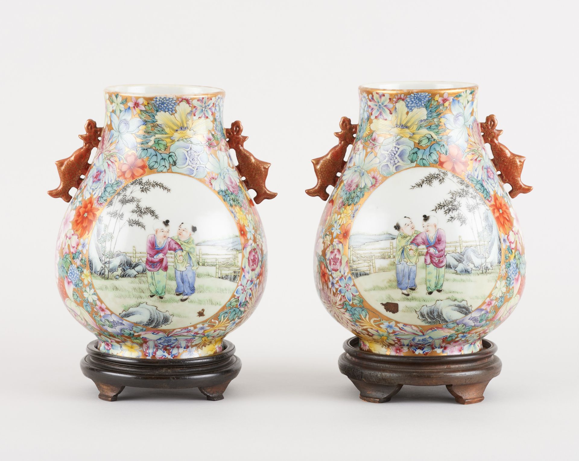 Travail chinois. 瓷器：一对瓷器花瓶，有多色的人物装饰，高浮雕的鱼。

在棋子下面用字符做标记。

(在木制底座上)。

尺寸：高：25厘米。