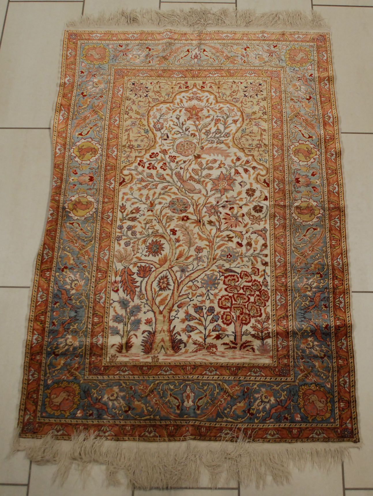 Tapis Goum en soie. Au motif d'un arbre avec oiseau.

Dim.: 160 x 100 cm.