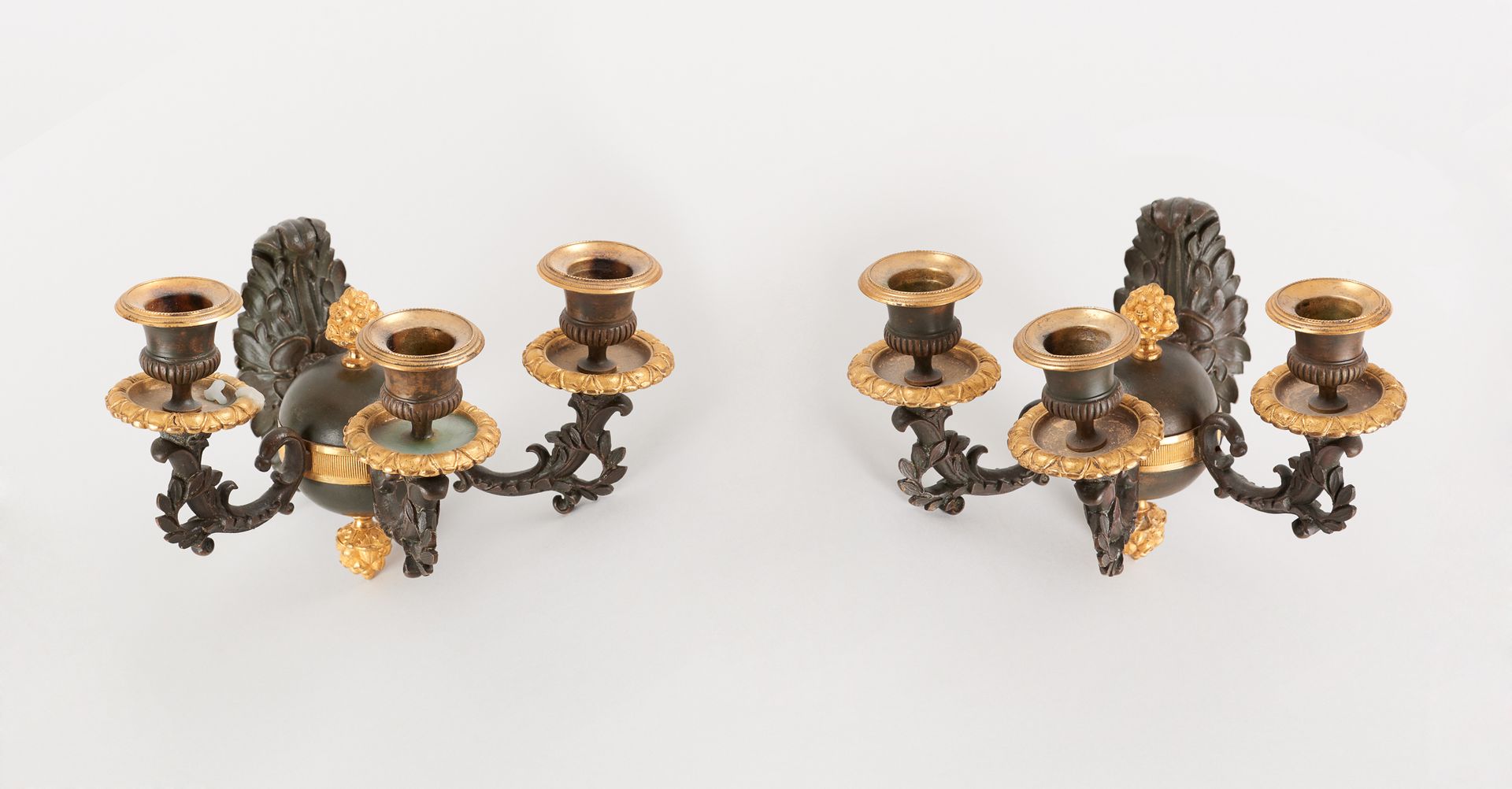 CHARLES X. 照明：一对带有黑色和金色铜锈的青铜壁炉，有三个灯臂。