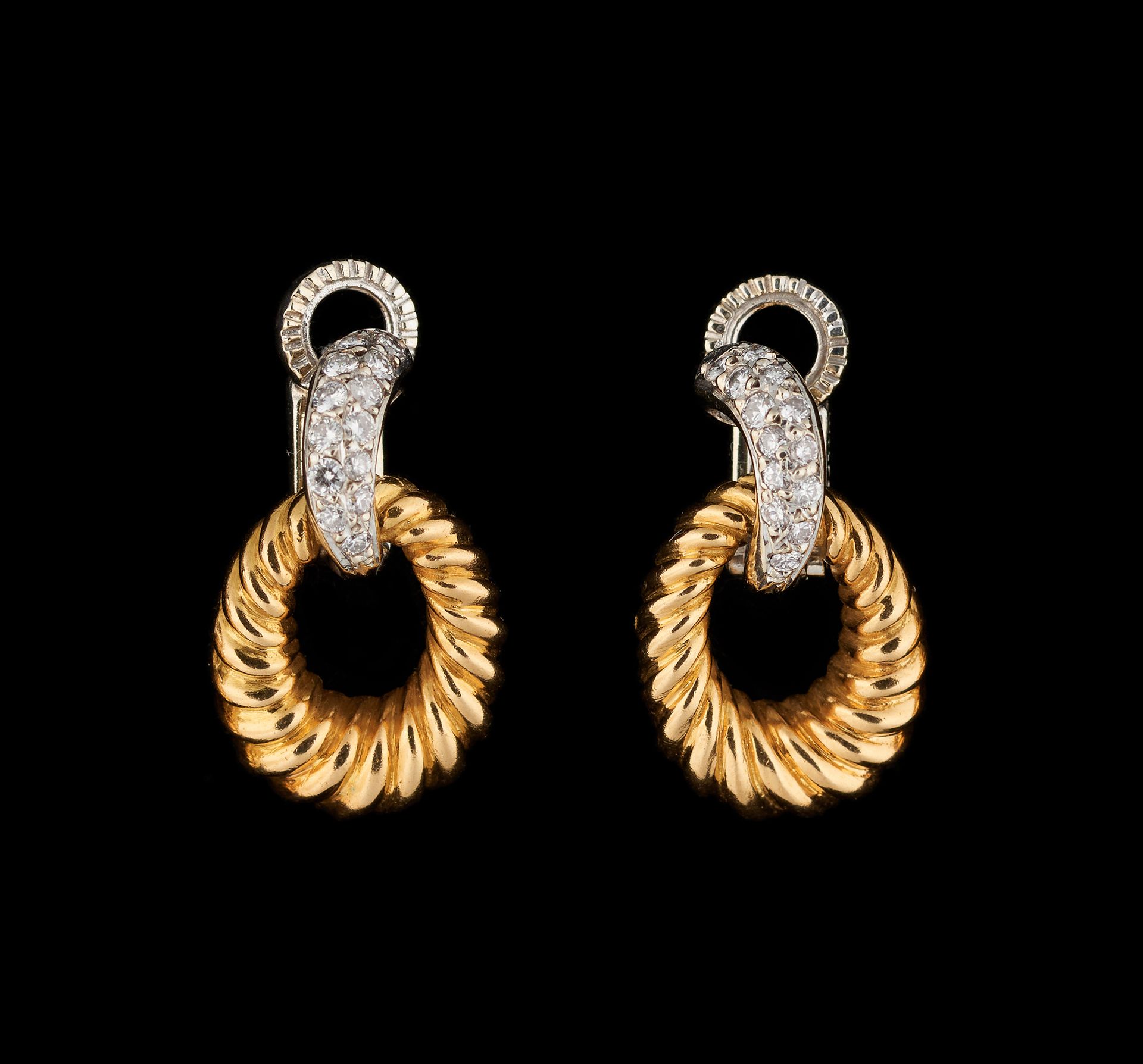 Wolfers. Schmuck: Ein Paar Ohrringe aus Weiß- und Gelbgold, verziert mit Diamant&hellip;