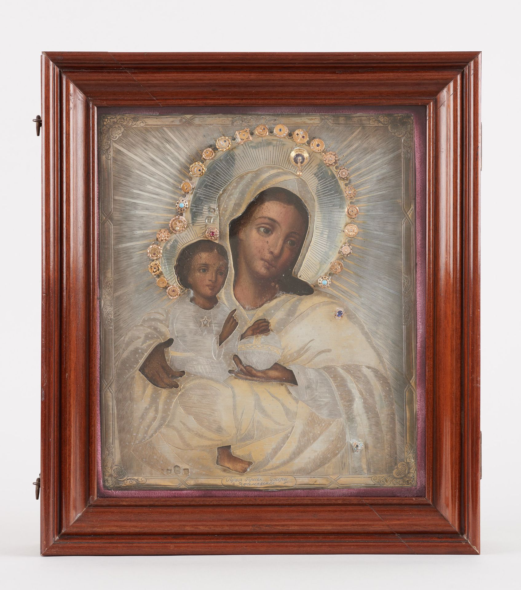 Travail russe. Icona su legno: Vergine e Bambino con rizza d'argento e pietre se&hellip;