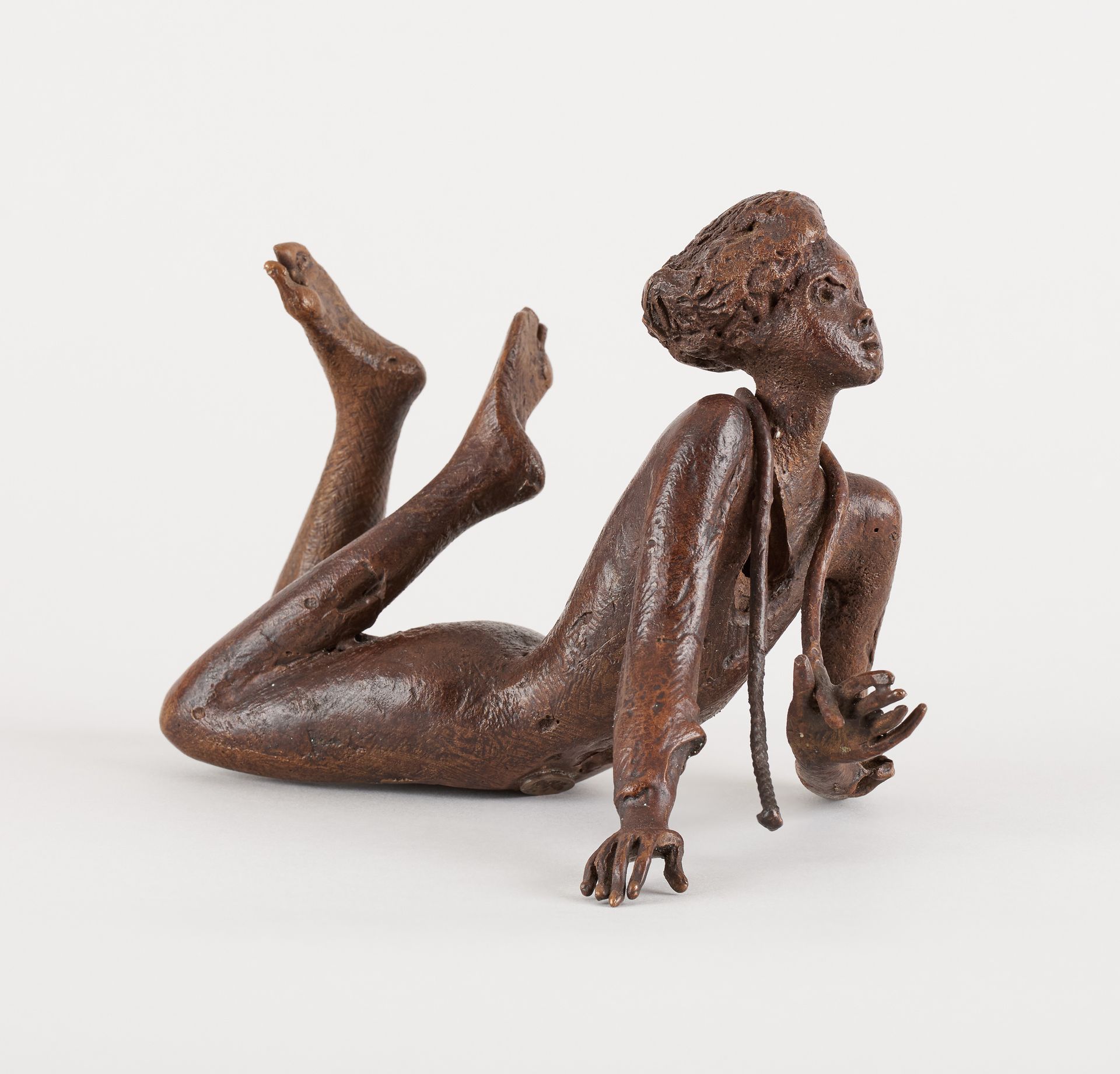 René JULIEN École belge (1937-2016) 棕色铜质雕塑：年轻的裸体女人躺着。

签名：René Julien, 提及EA为艺术家的&hellip;