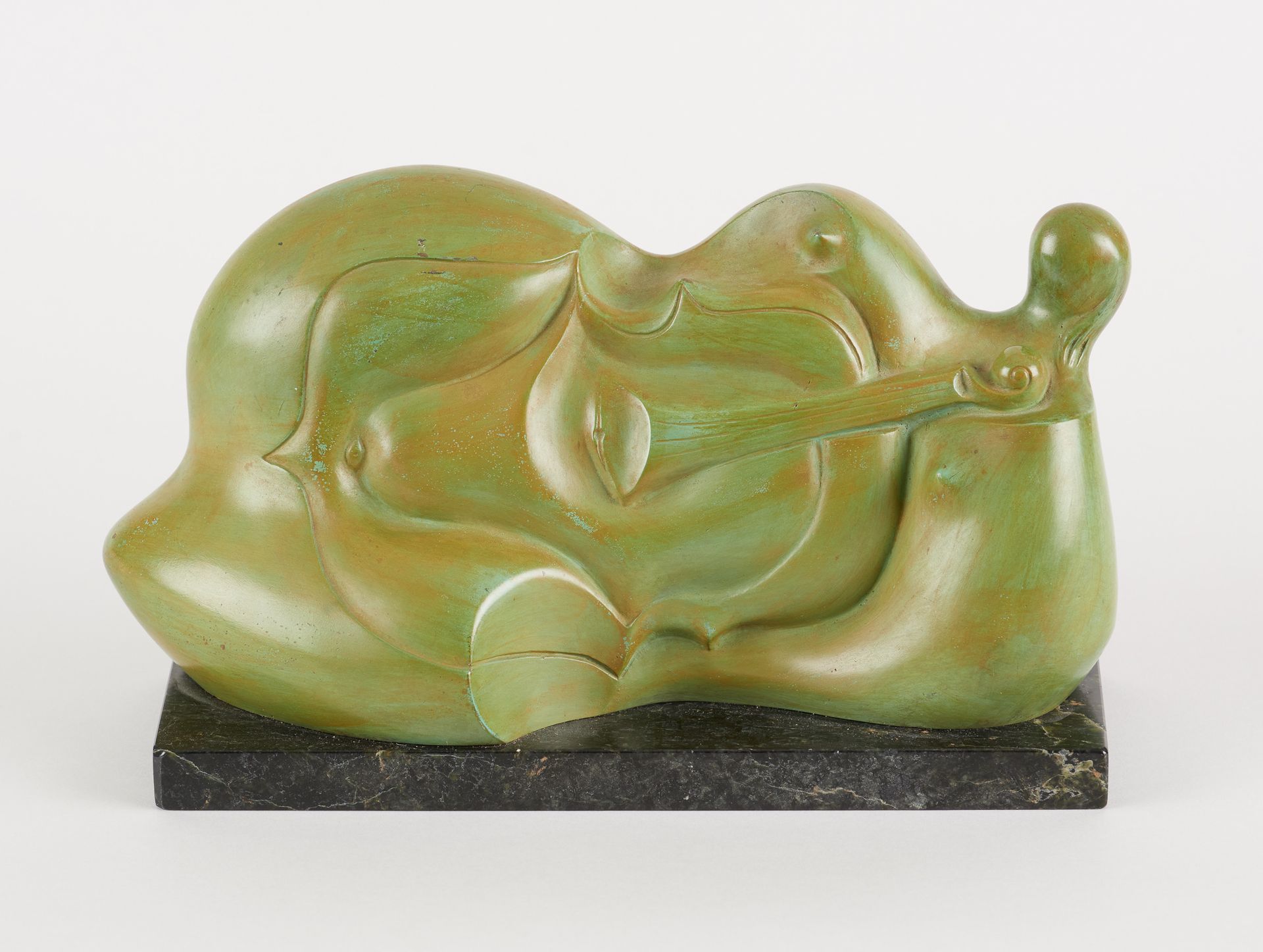 KONDOW. Sculpture en bronze à patine verte nuancée: Analogie du violon et de la &hellip;
