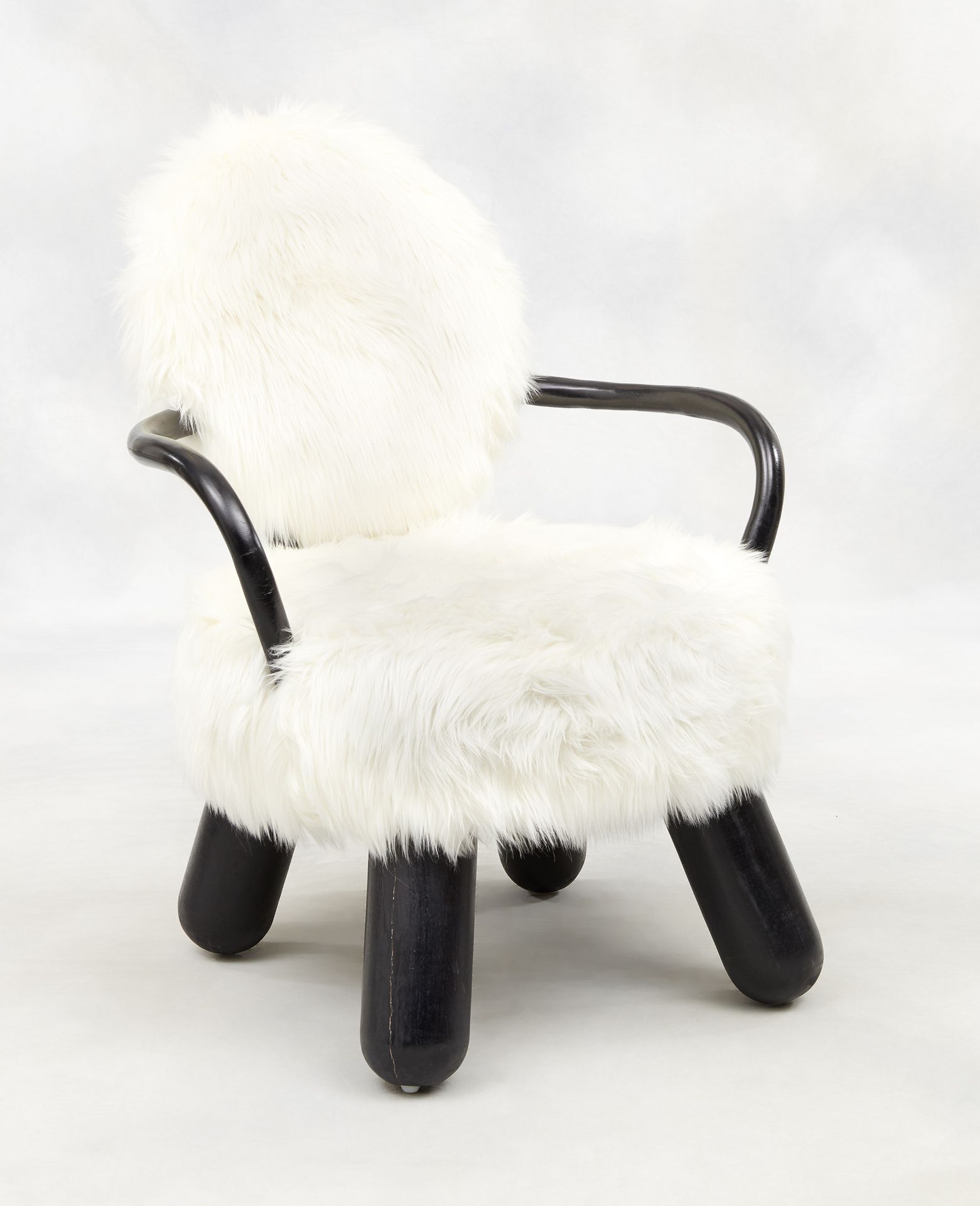 Olivier DE SCHRIJVER École belge (1958) 家具：一对黑化木和白色合成毛皮的扶手椅，型号为 "威廉"。