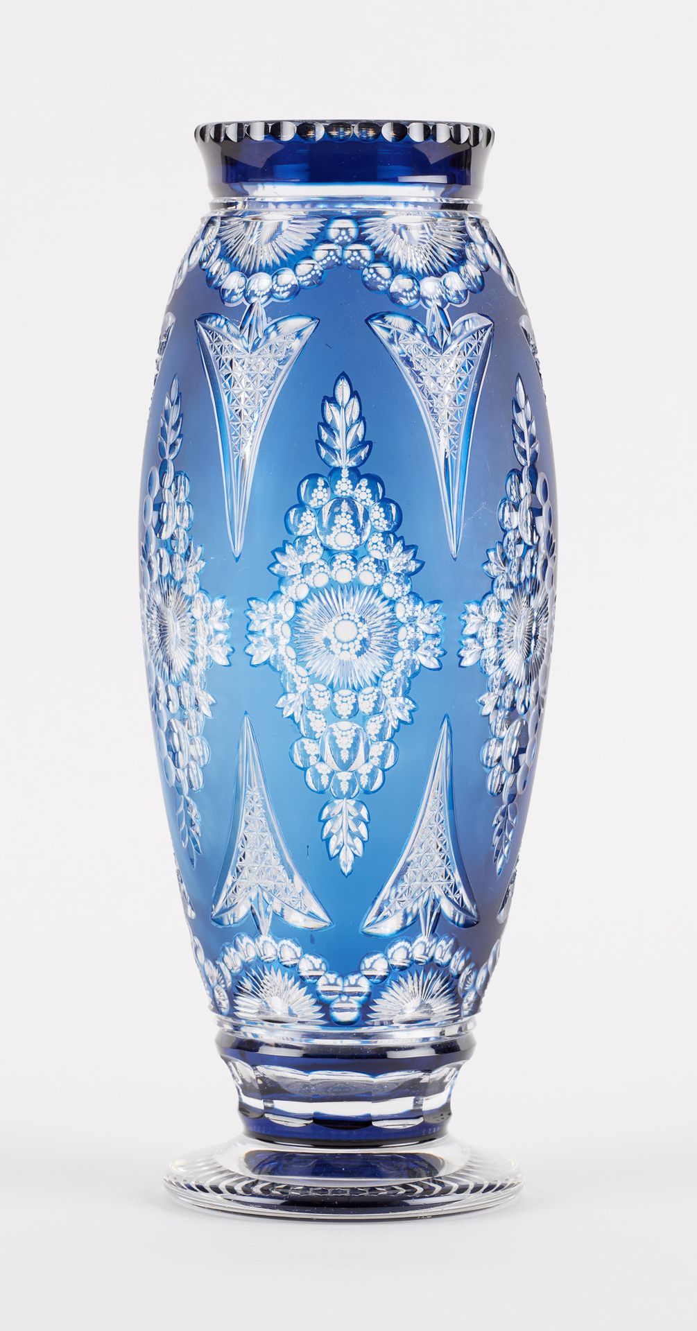 VAL SAINT LAMBERT. 玻璃器皿：透明切割水晶花瓶，蓝色衬里，"依云 "装饰。

尺寸：高41.5厘米。

见插图。