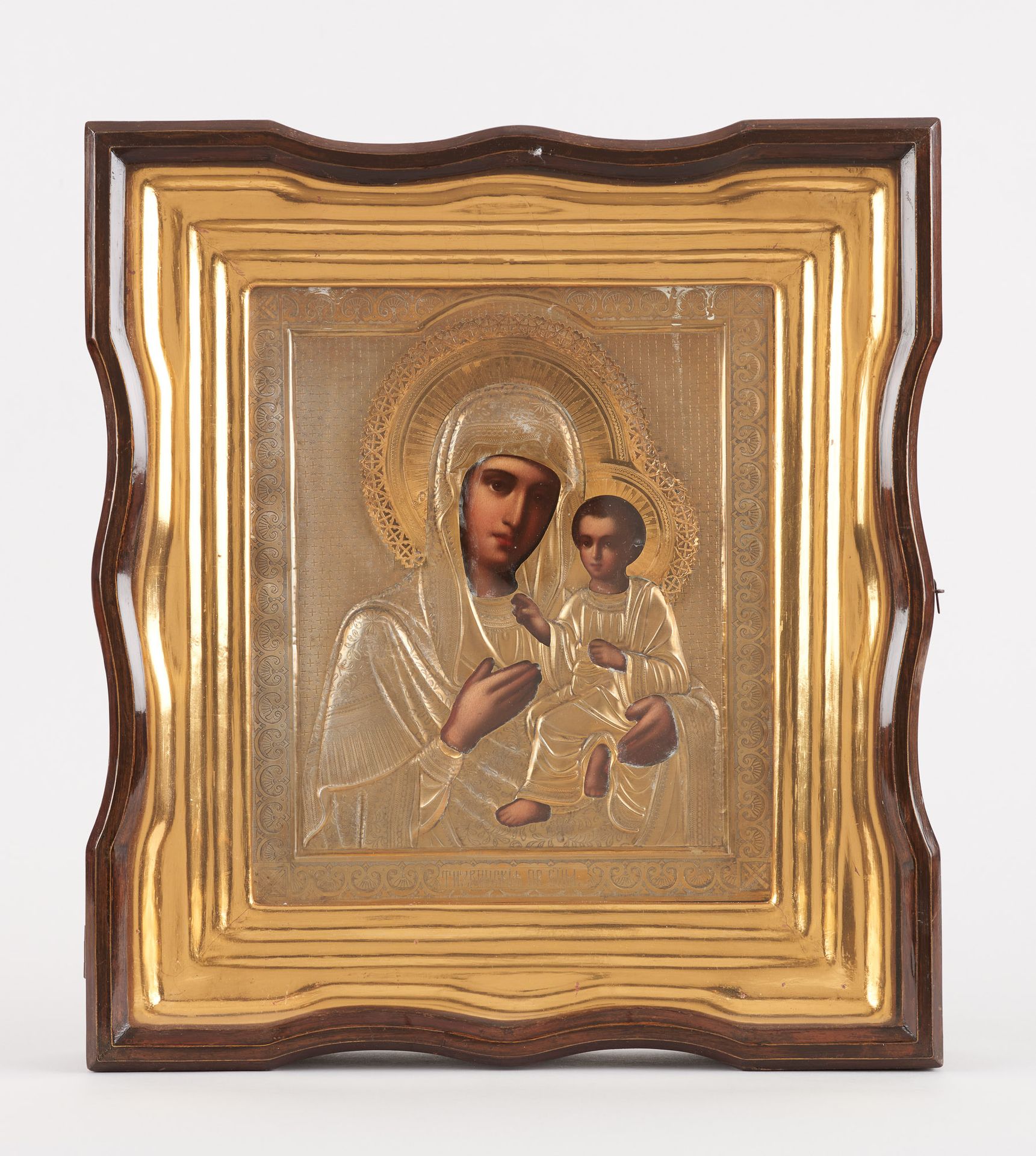 Travail russe. Icona su legno: Vergine e Bambino con rizza d'argento.

Contrasse&hellip;