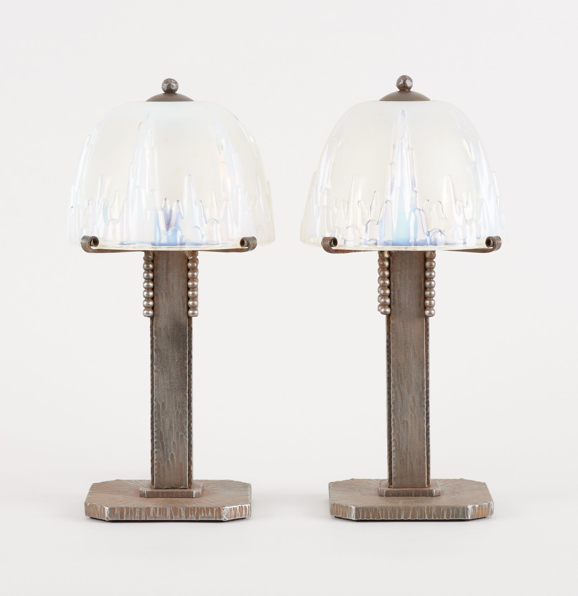 D'époque Art Déco. Luminary: Coppia di lampade da tavolo con base in ferro marte&hellip;