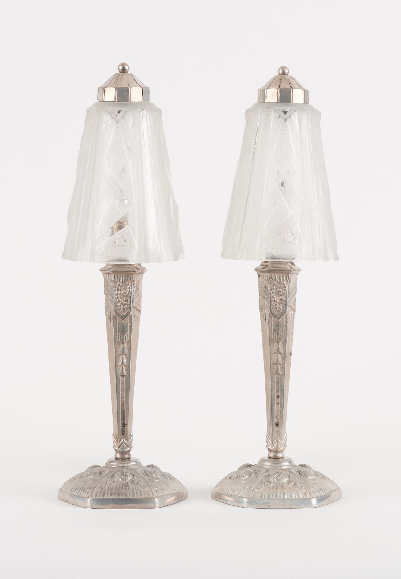 Müller Frères (travail français). 照明：一套由两个镀银青铜和哑光铸造玻璃制成的台灯组成。

签名：穆勒。

尺寸：高39.5厘&hellip;