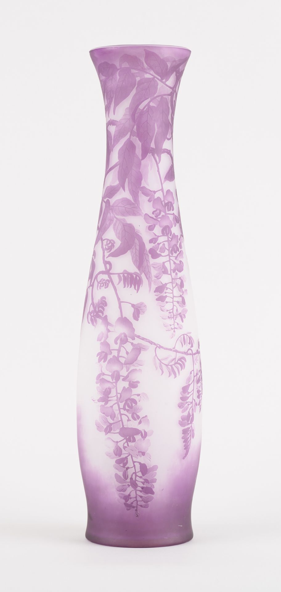 VAL SAINT LAMBERT. 玻璃器皿：带有紫藤花装饰的内衬玻璃花瓶。

有图案的VSL。

尺寸：高：60厘米。

见插图。