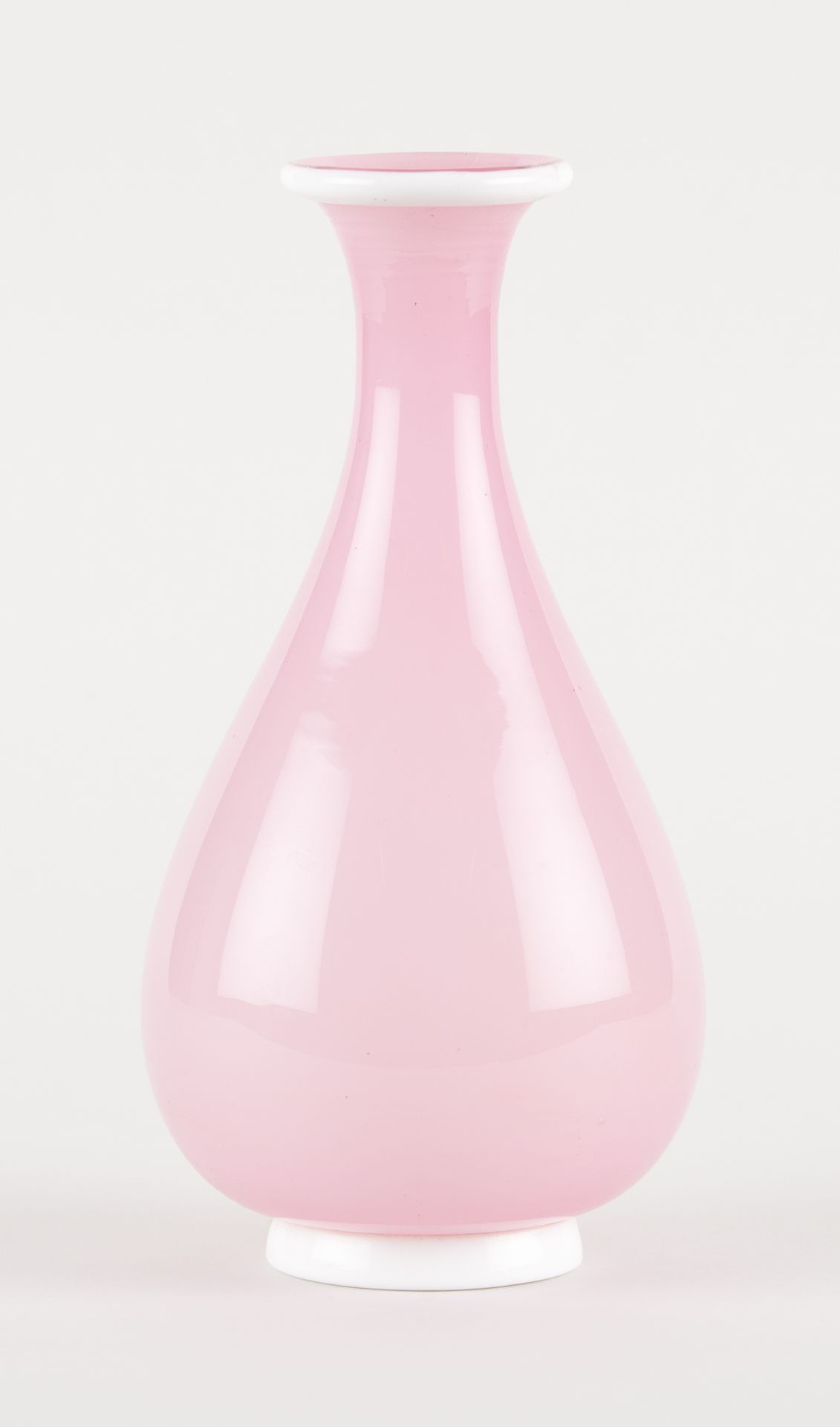 Venini Murano circa 1932. 玻璃器皿：粉红色和白色 "Opalino "玻璃的带颈花瓶。

设计者：Tommaso Buzzi。

作品&hellip;