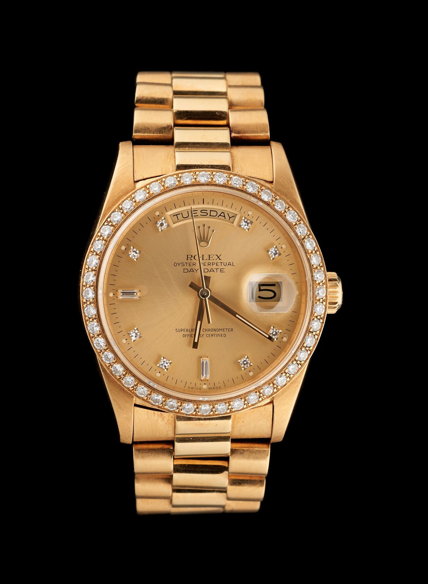 ROLEX 时计：18K金腕表，钻石环绕的表盘上有十颗钻石的时针。

劳力士制造，型号为 "Oyster Perpetual Day Date Automati&hellip;