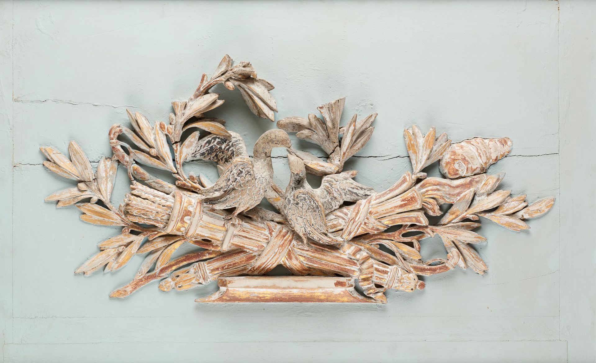 TRAVAIL FRANÇAIS. 高浮雕木雕：两只鸽子栖息在鸽笼上，构成了木质背景上的罩门或装饰板，称为 "婚礼"。

(旧的修复和事故）。

尺寸：70 x&hellip;