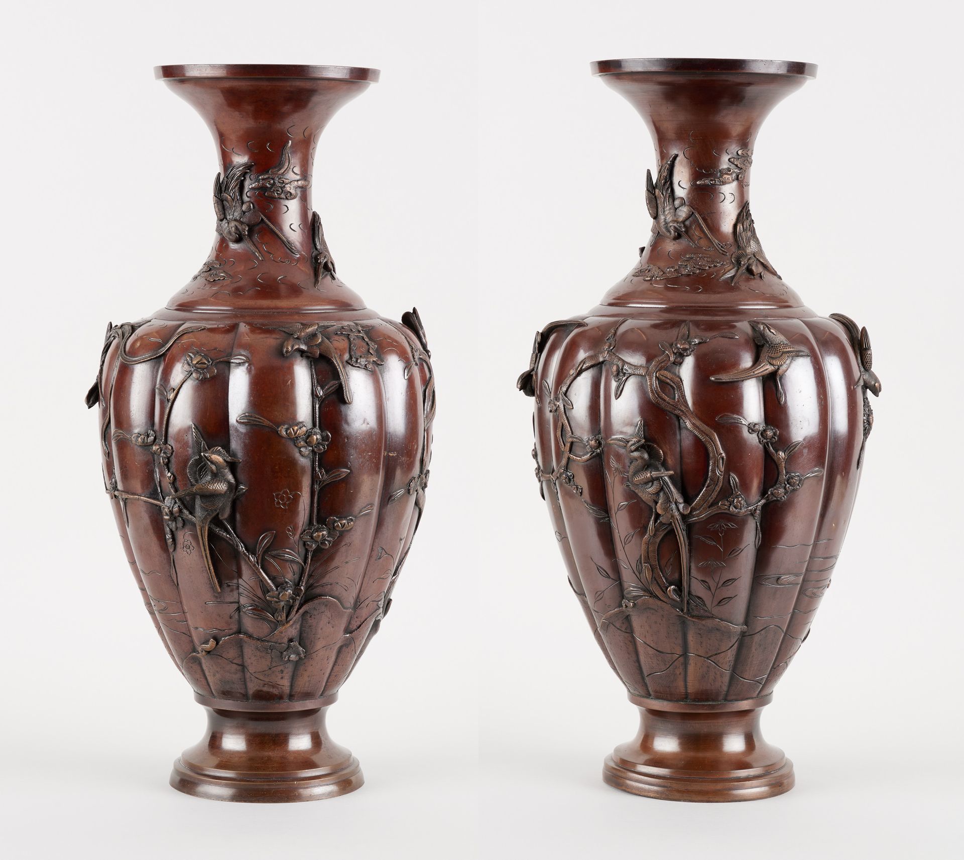 Travail asiatique. 棕色铜质雕塑（一套两件）。一对高浮雕苍鹭、天堂鸟和鹦鹉的花瓶。

在作品下签有字。

尺寸：高61.5厘米。