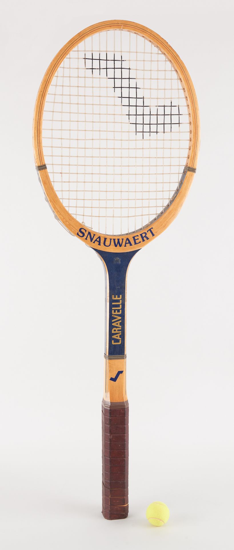 Snauwaert. 艺术品：宣传用的网球拍。

斯诺瓦特品牌，型号为 "Caravelle"。

尺寸：高：140长：46厘米。