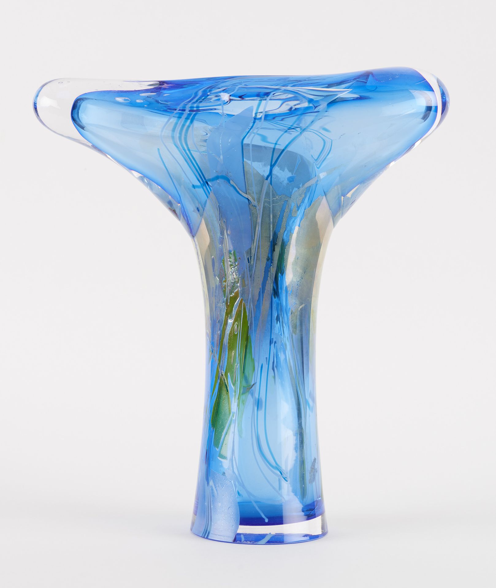 Samuel Herman, Val Saint Lambert. 玻璃器皿：蓝色背景的玻璃花瓶。

作品下方有签名和日期：Val St Lambert Sam&hellip;