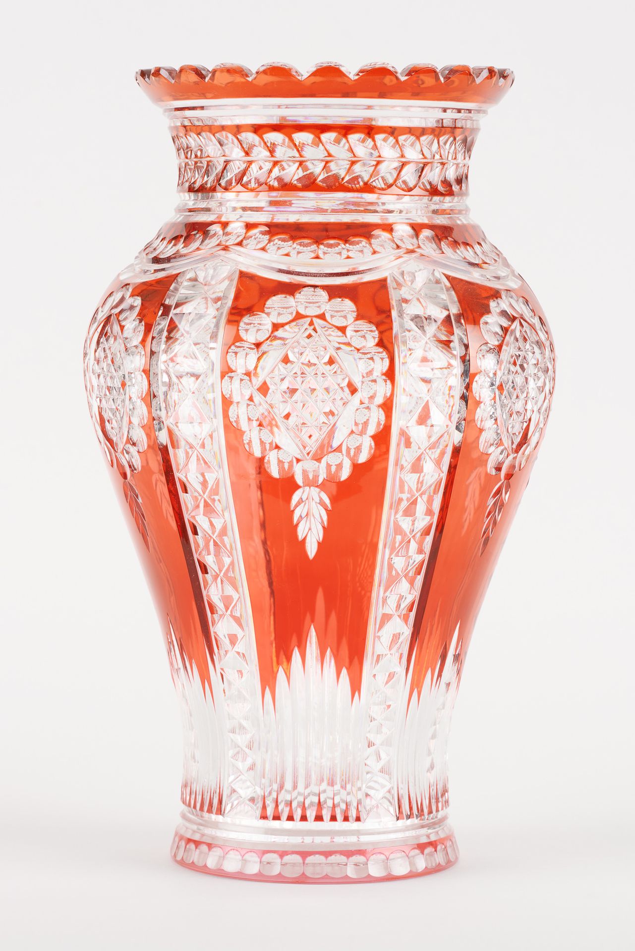 VAL SAINT LAMBERT 玻璃器皿：透明的切割水晶花瓶，有橙色的衬里。

尺寸：高：35厘米。
