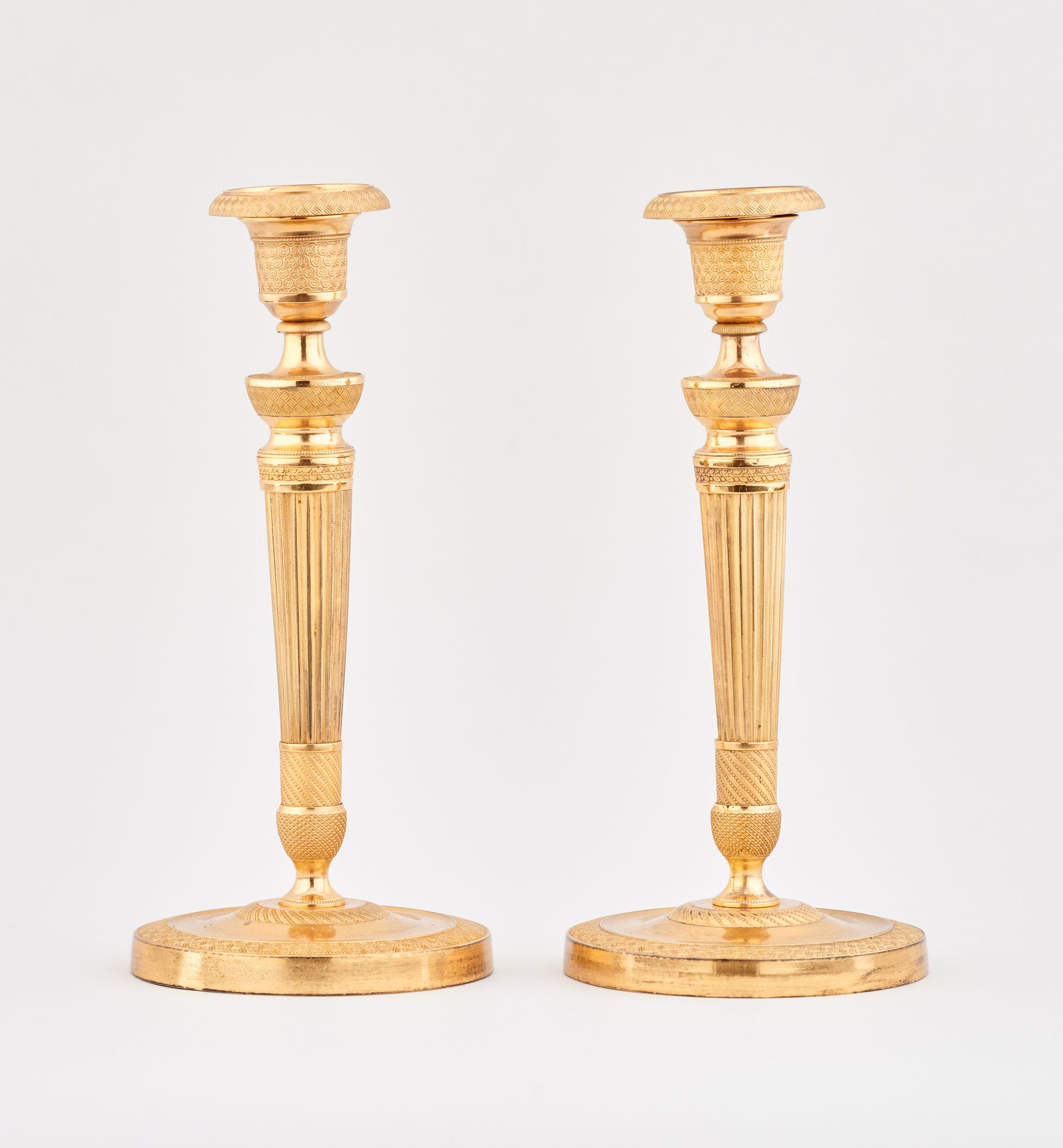 TRAVAIL FRANÇAIS. Luminary: Pair of candlesticks in gilt bronze.

Size: H.: 25 c&hellip;