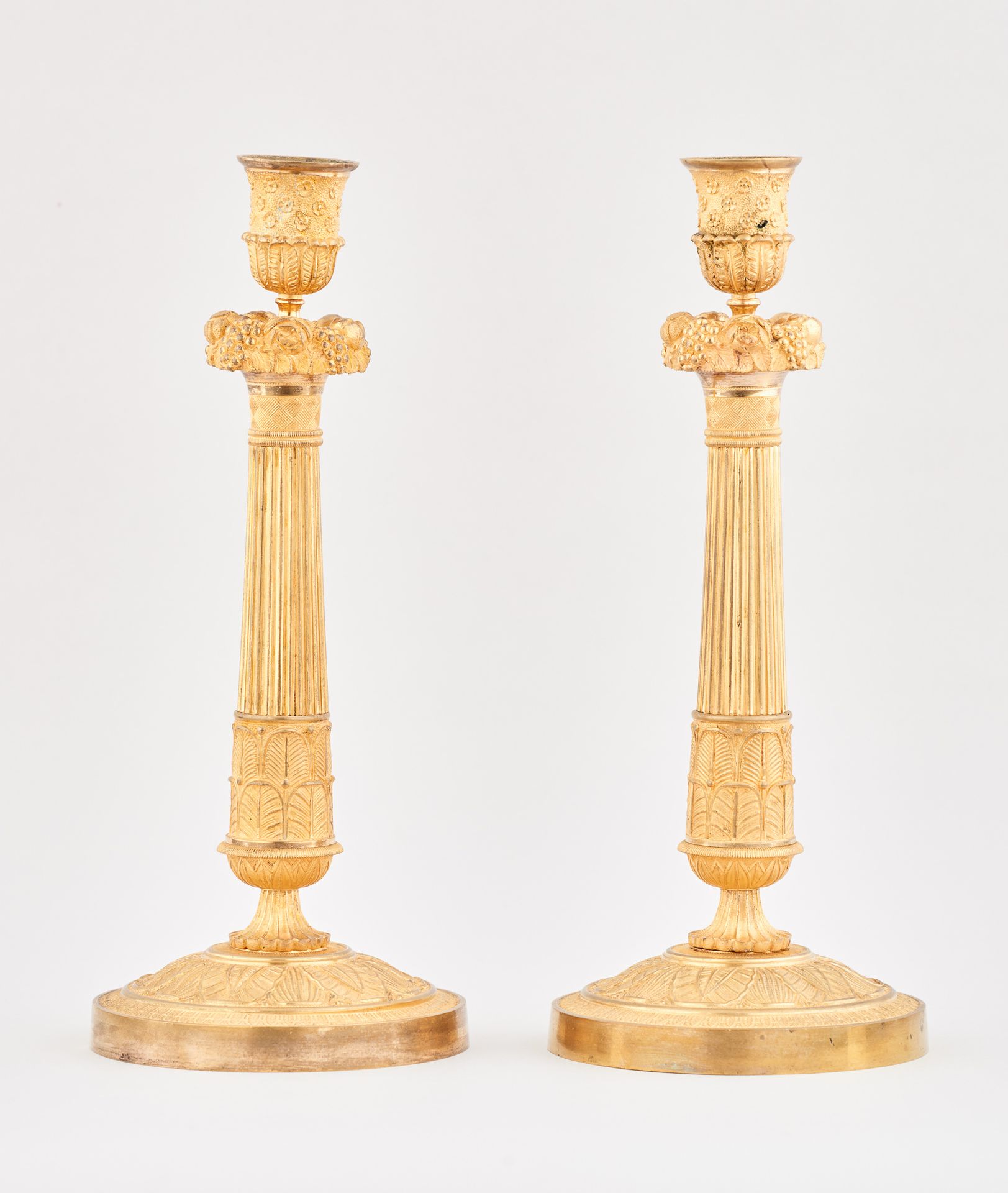 TRAVAIL FRANÇAIS Leuchte: Ein Paar Kerzenhalter aus vergoldeter Bronze.

Maße: H&hellip;