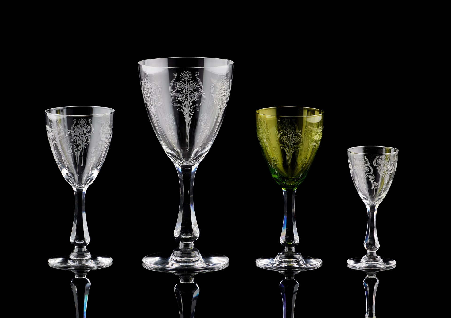 VAL SAINT LAMBERT. 玻璃器皿：一套雕刻的水晶杯（Pantographed），型号为 "Horta décor Lubin"，包括12个水杯，1&hellip;
