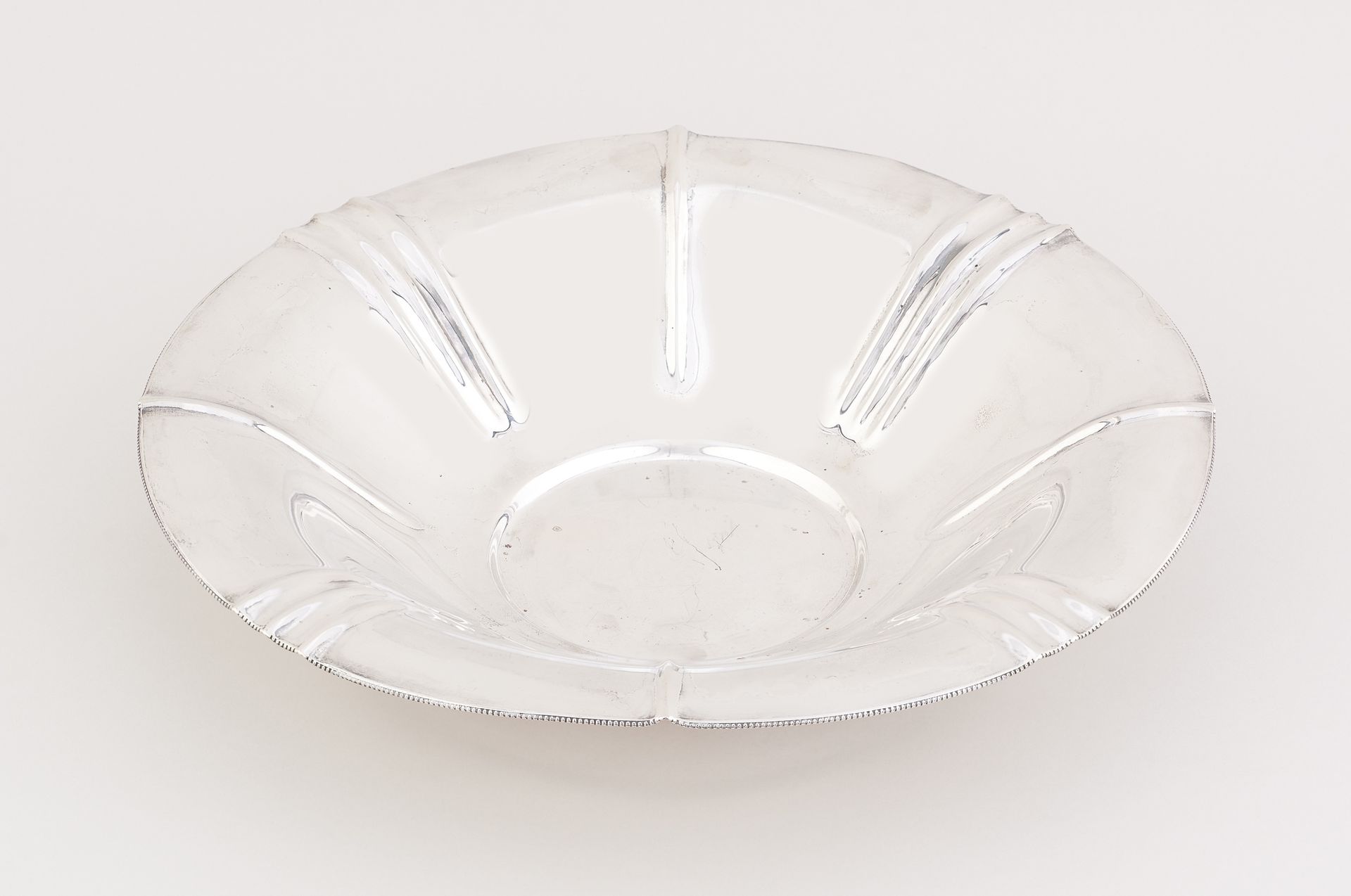 Wolfers. 银器：银杯。

标记为833/1.000，编号为J169。

(轻微变形)。

尺寸：高6.5，直径37.5厘米。
