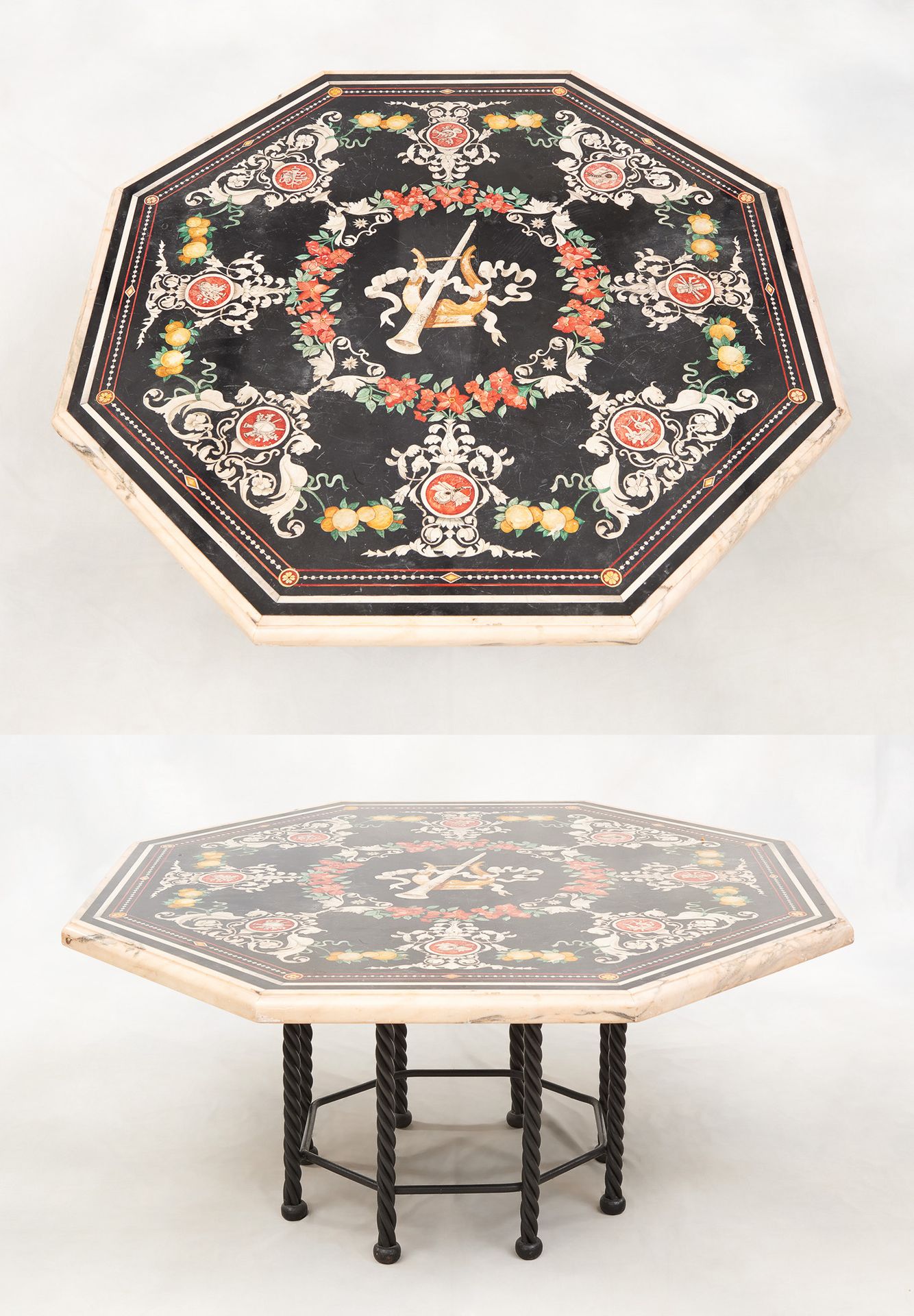 Travail italien. 
家具："Scaglione "大理石镶嵌的八角桌，中央部分有鲜花和乐器，放在一个低矮的锻铁底座上。

尺寸：高：55 W：1&hellip;
