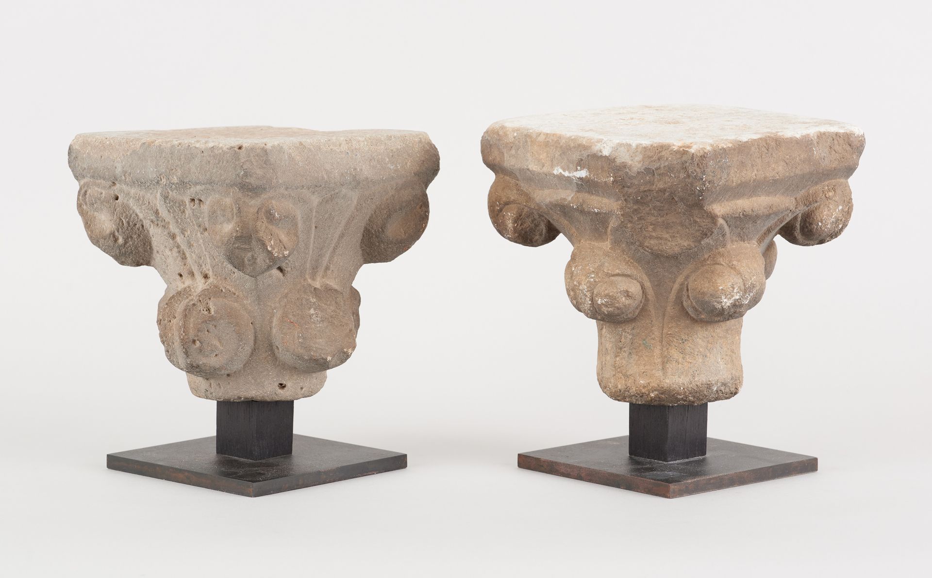 France, d'époque gothique, 13e. 
Objets d'Art: Pair of marble capitals with simi&hellip;