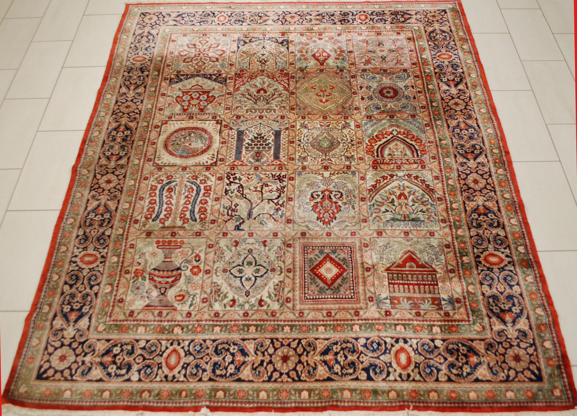 Travail iranien. Goum地毯，100%真丝。

尺寸：296 x 244 cm。