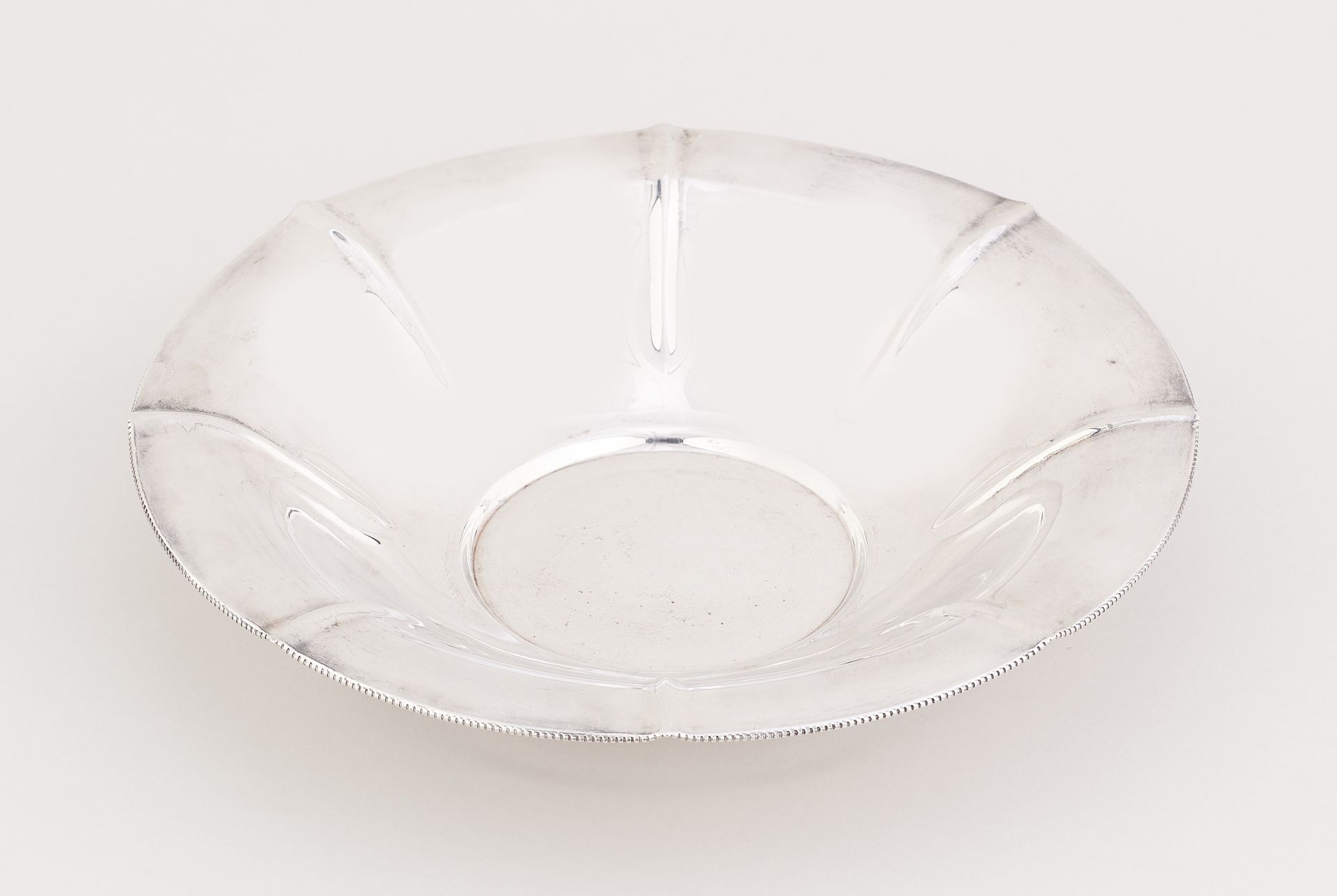 Wolfers. 银器：银杯。

沃尔夫斯标志800/1.000e。

尺寸：高：4直径26厘米。