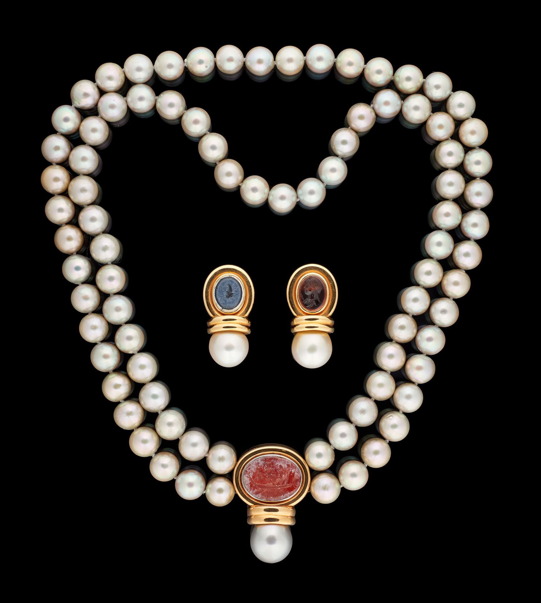 Joaillerie. 珠宝拍品包括一对耳环和一条双链珍珠吊坠的黄金项链，养殖珍珠（每个+/-13毫米）和切割玛瑙（19世纪）。