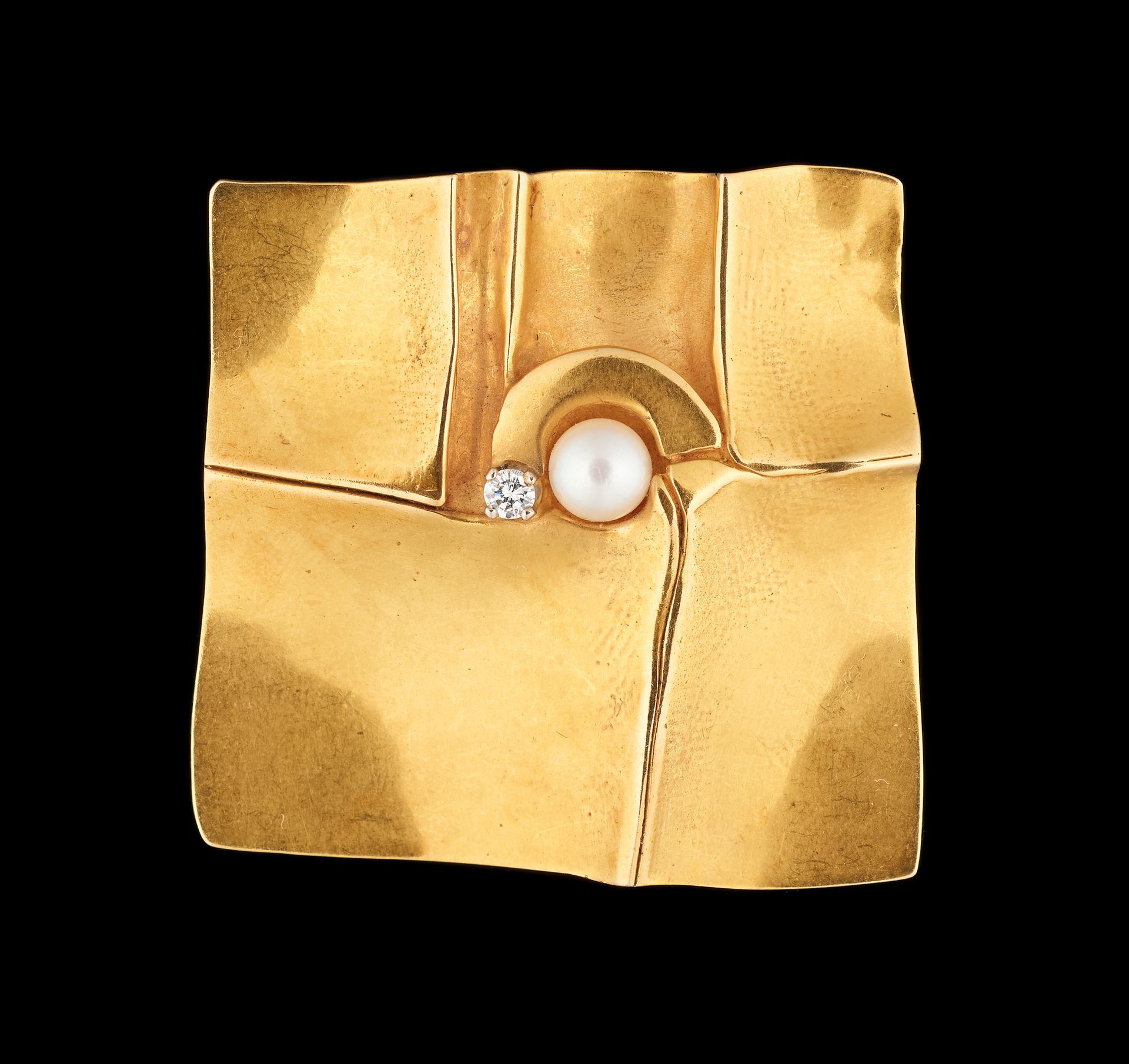 Demaret. 珠宝：黄金吊坠胸针，上面有一颗珍珠（7毫米）和一颗0.10克拉的钻石。

签名：德马雷特。