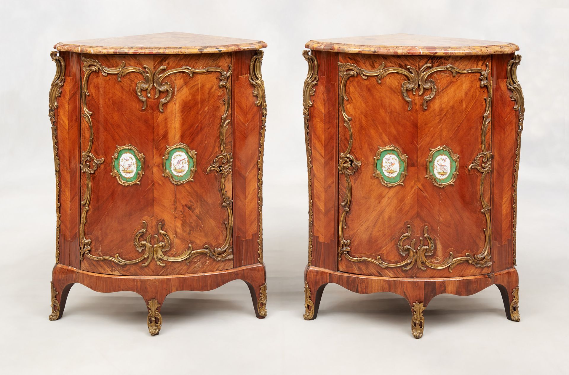 D'époque Louis XV. 
家具：一对弧形角柜，正面是珍贵的木皮和镶嵌，有两个瓷质的奖章，上面装饰着青铜圈里的鸟，瀑布、拖鞋和门都有镀金的青铜亮点，&hellip;