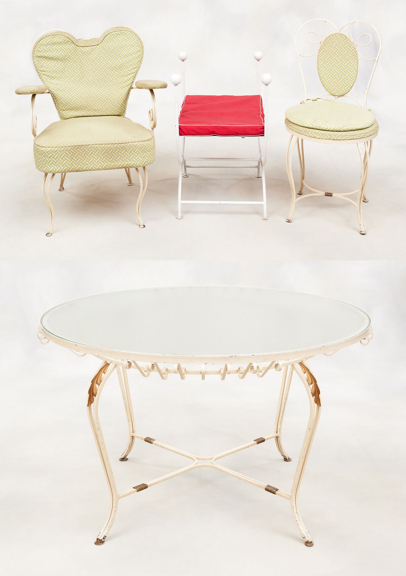 Travail du 20e. 家具：花园家具包括一张带玻璃顶的彩绘锻铁桌，四把椅子，两把扶手椅和两把凳子。

桌子尺寸：高：74直径120厘米。