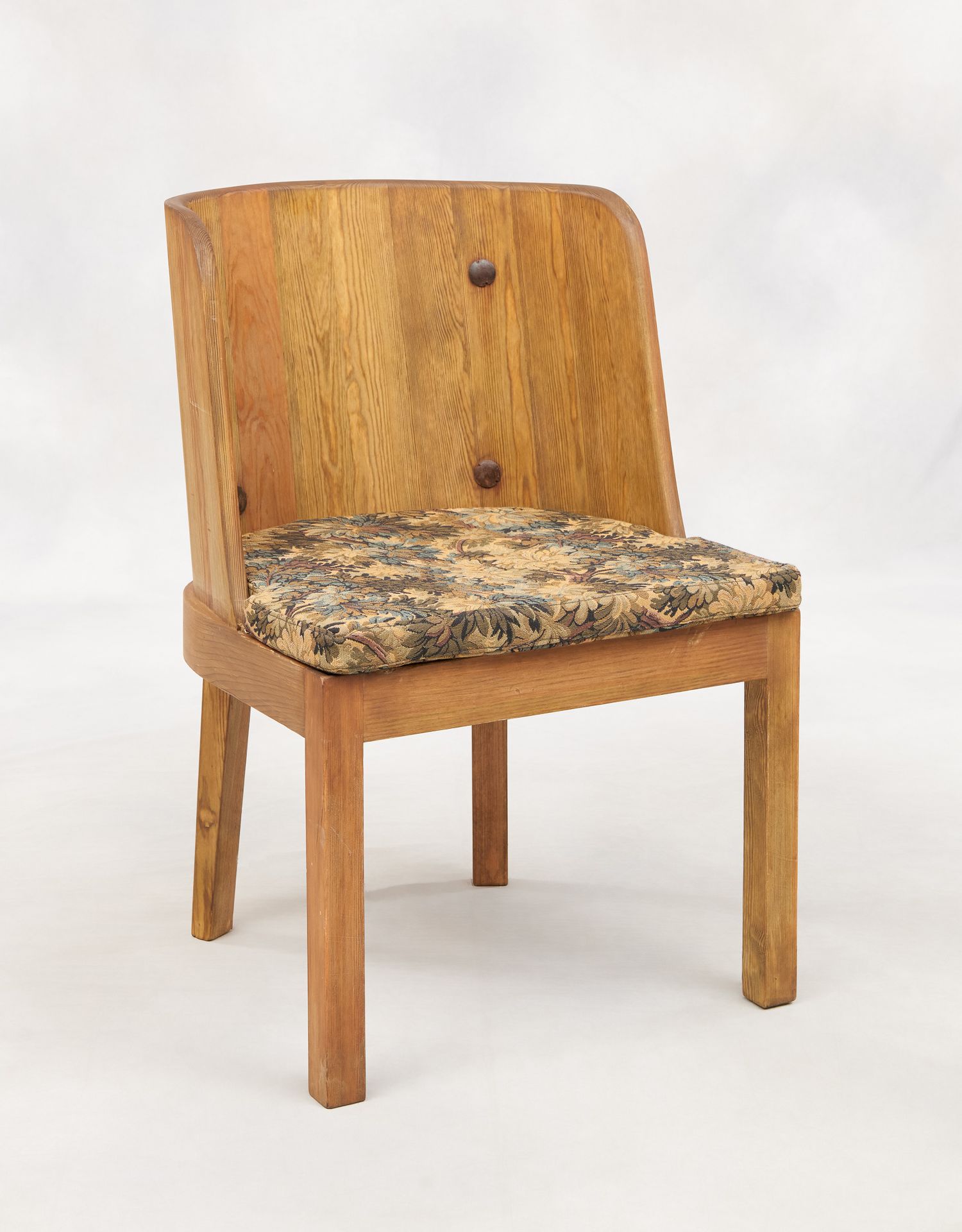 Design. Meubles: Paire de fauteuils en pin massif, assises garnies d'un coussin &hellip;