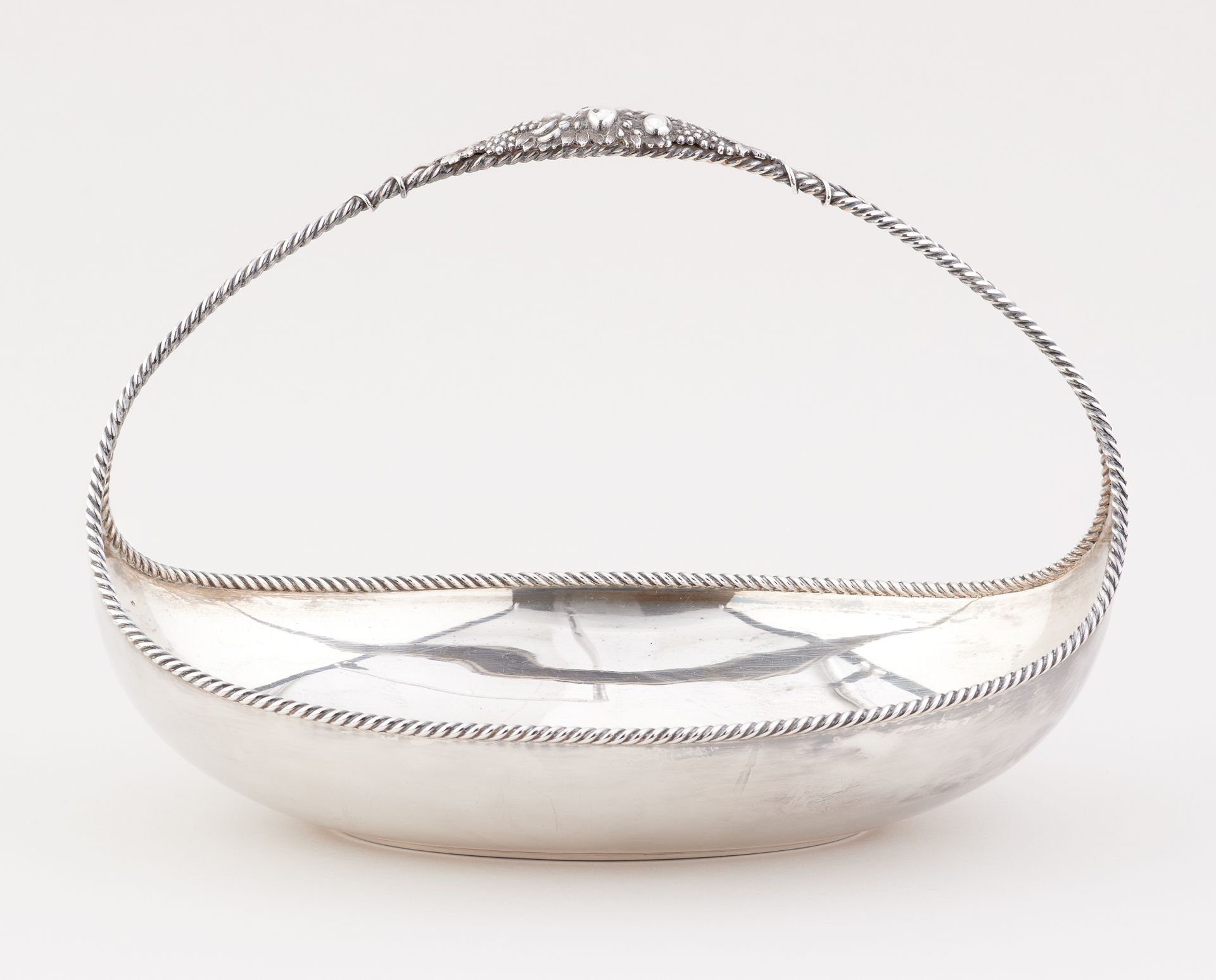 Wolfers. Silverware: Fruit basket with fixed handle in silver.

Wolfers hallmark&hellip;