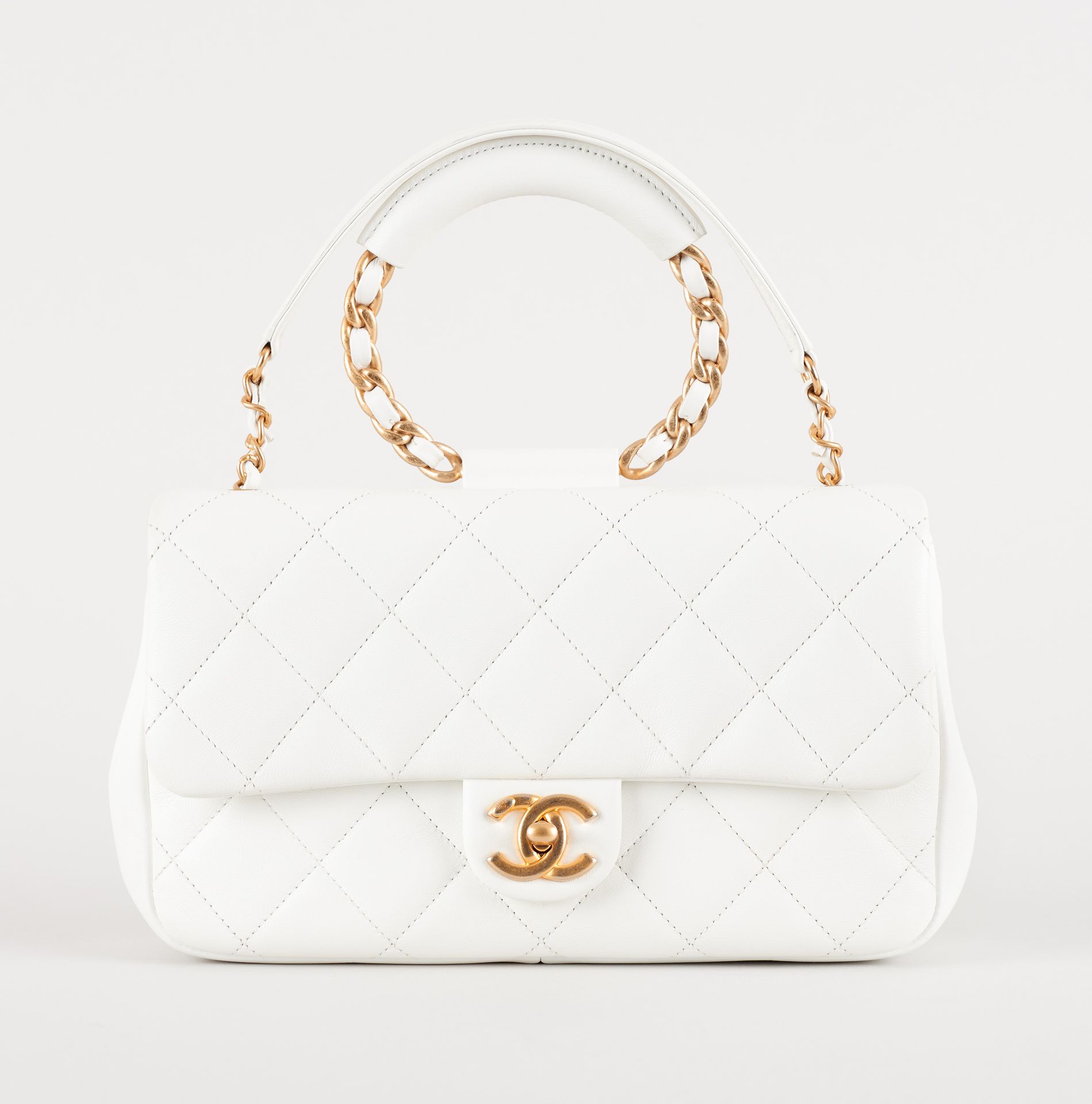 CHANEL 
Fashion: Lamb leather bag, white, MM.
Chanel brand model "Circular".

(w&hellip;