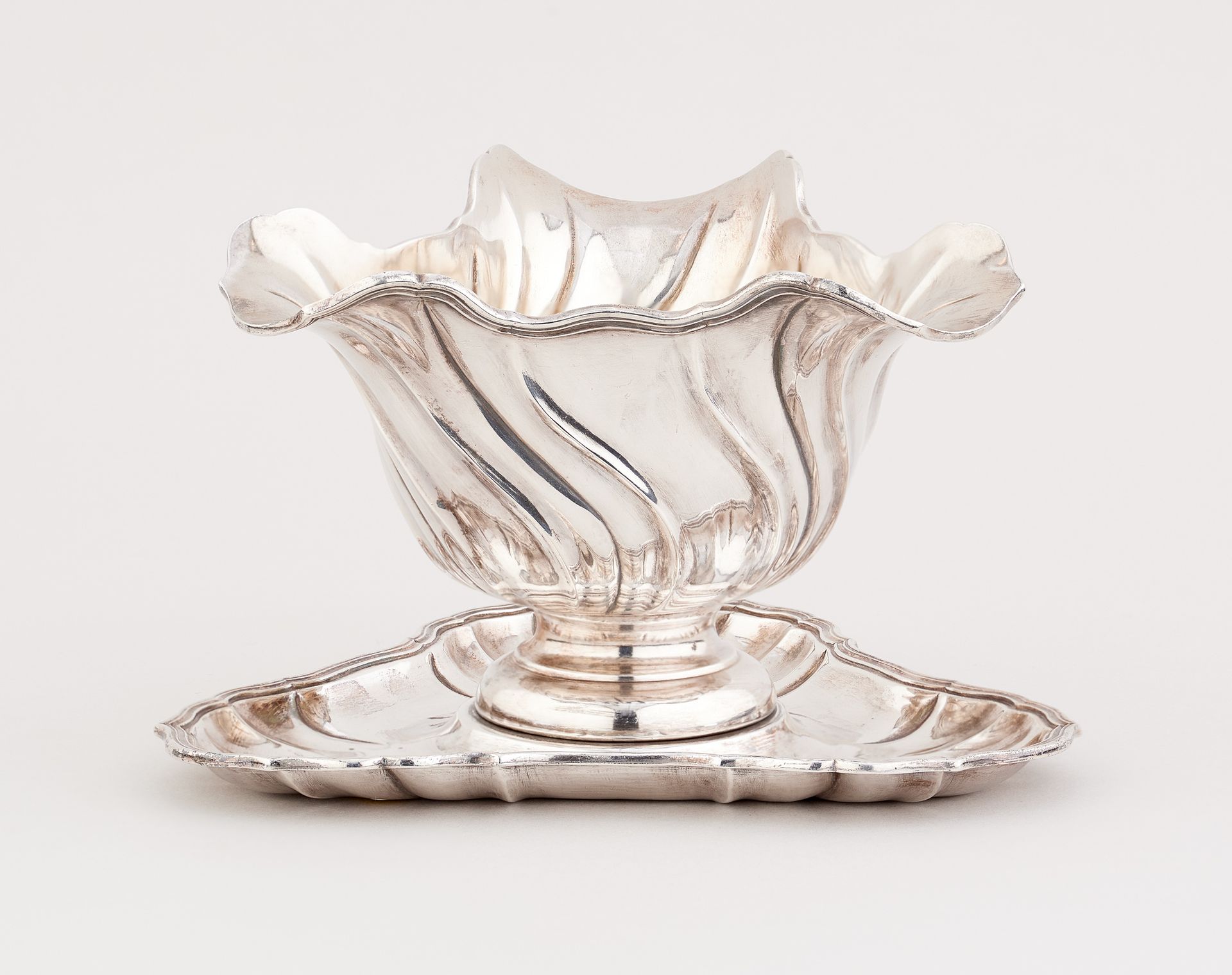 Travail suédois 20e. Silverware: Sauce boat in silver, dated 1912.

Marks: Michi&hellip;