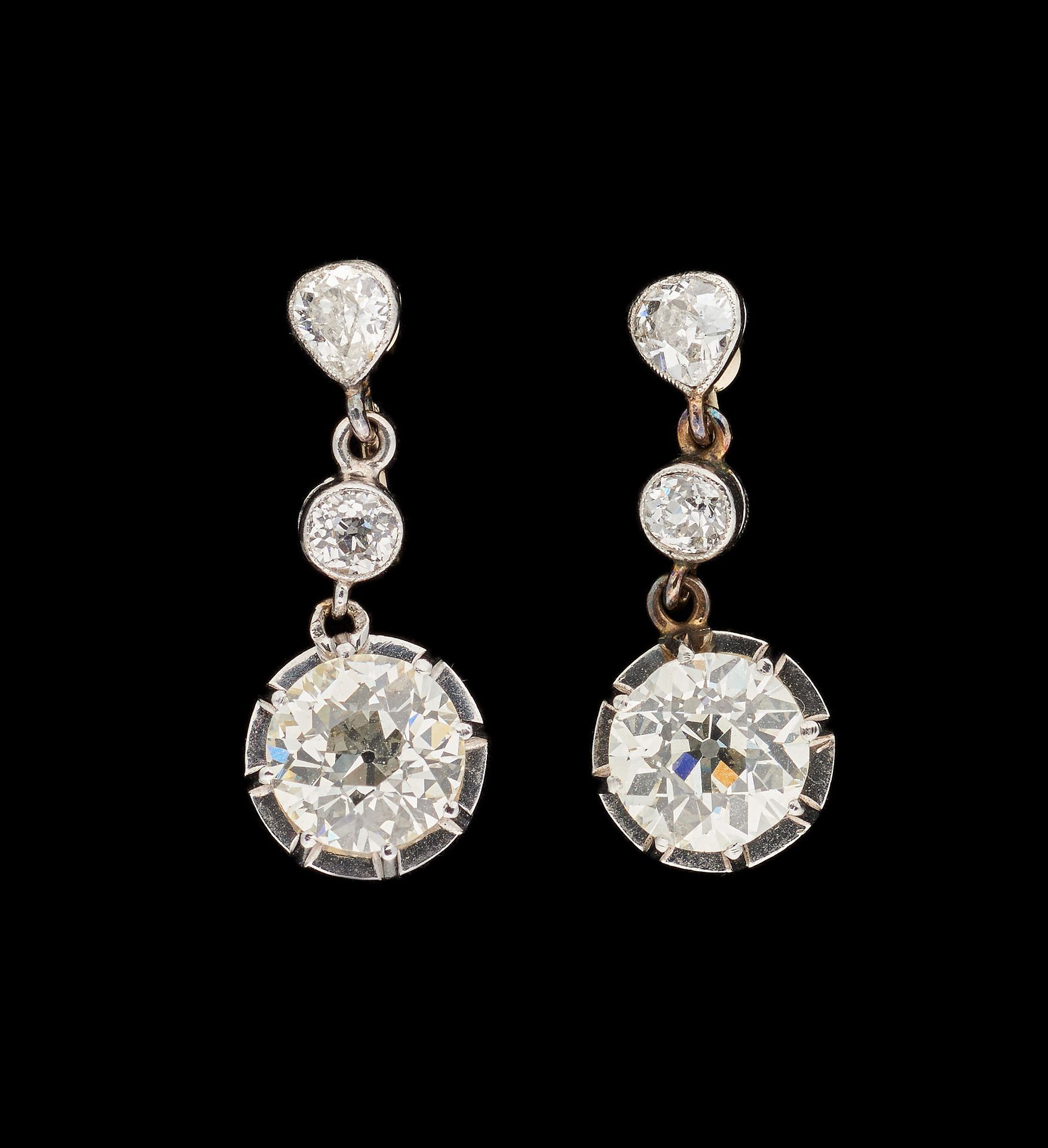 Joaillerie. 珠宝：一对铂金和白金枕头，每个都有+/- 2克拉的老式明亮型切割钻石和小钻石。

宝石的总重量为4.60克拉。

见插图。