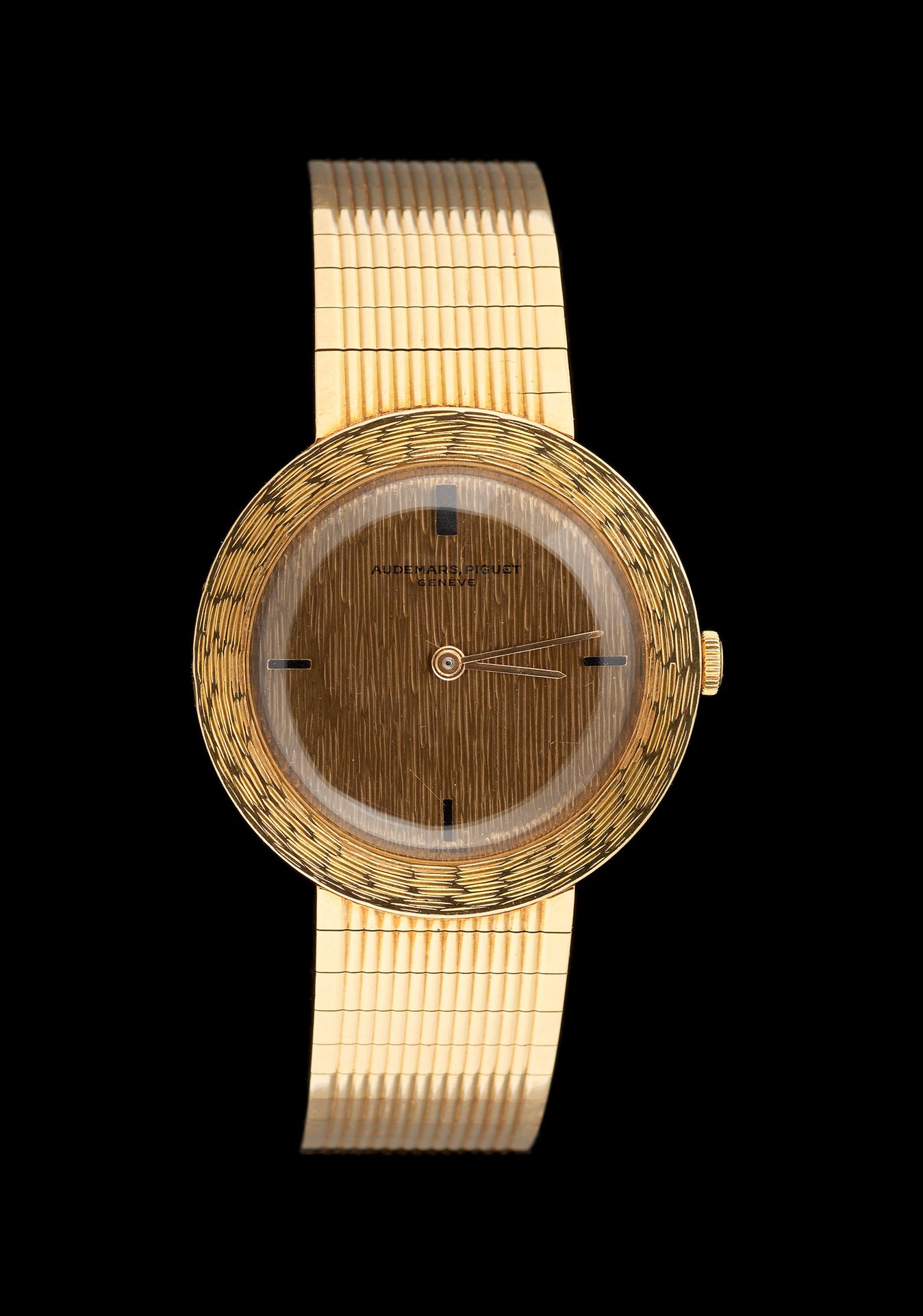 AUDEMARS PIGUET 手表：女士腕表，黄金，金质表背，带发条机芯。

由爱彼制造。

见插图。
